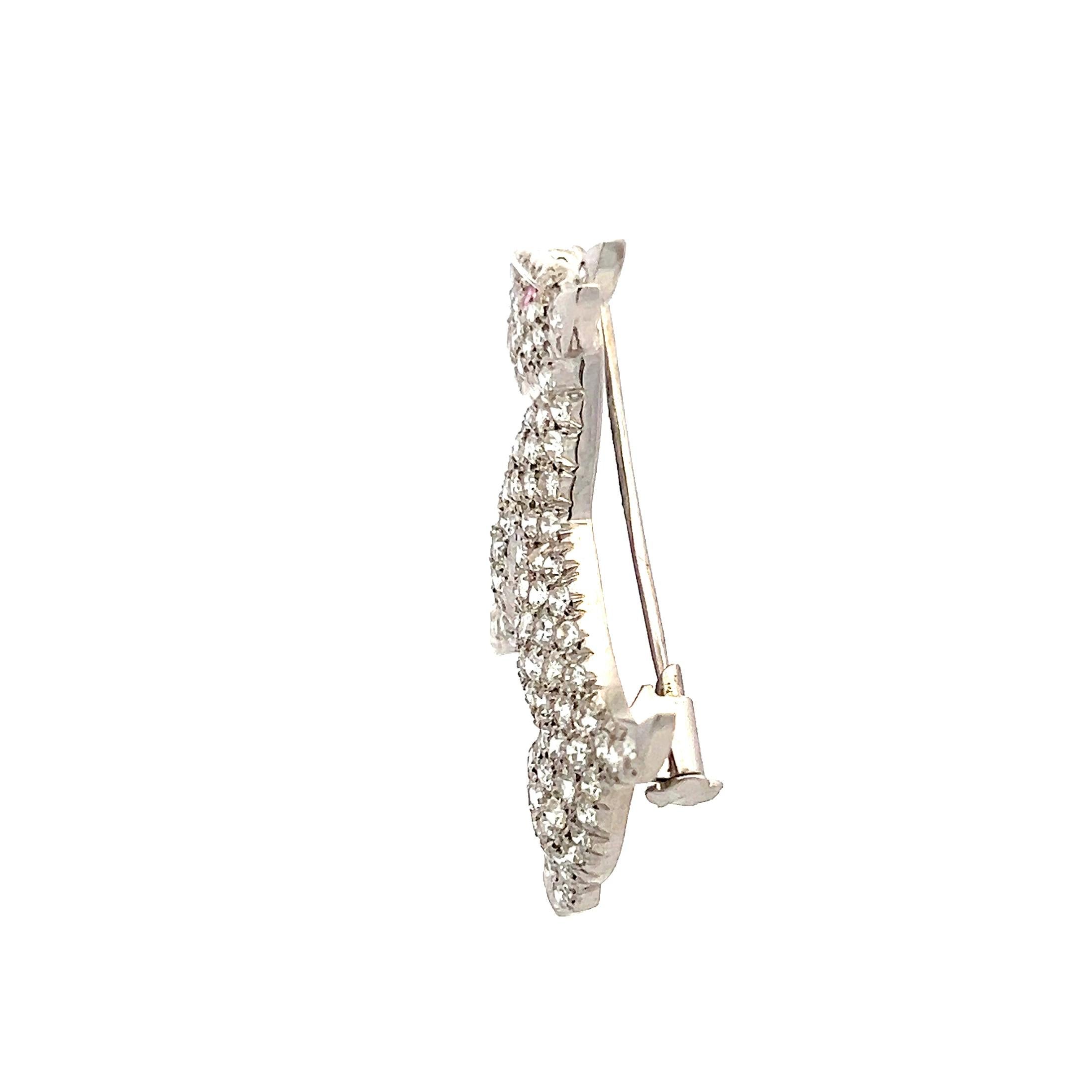Diamante redondo de 3,00 quilates Rubí de 0,02 quilates Broche de oro blanco de 18 quilates en Bueno estado para la venta en New York, NY