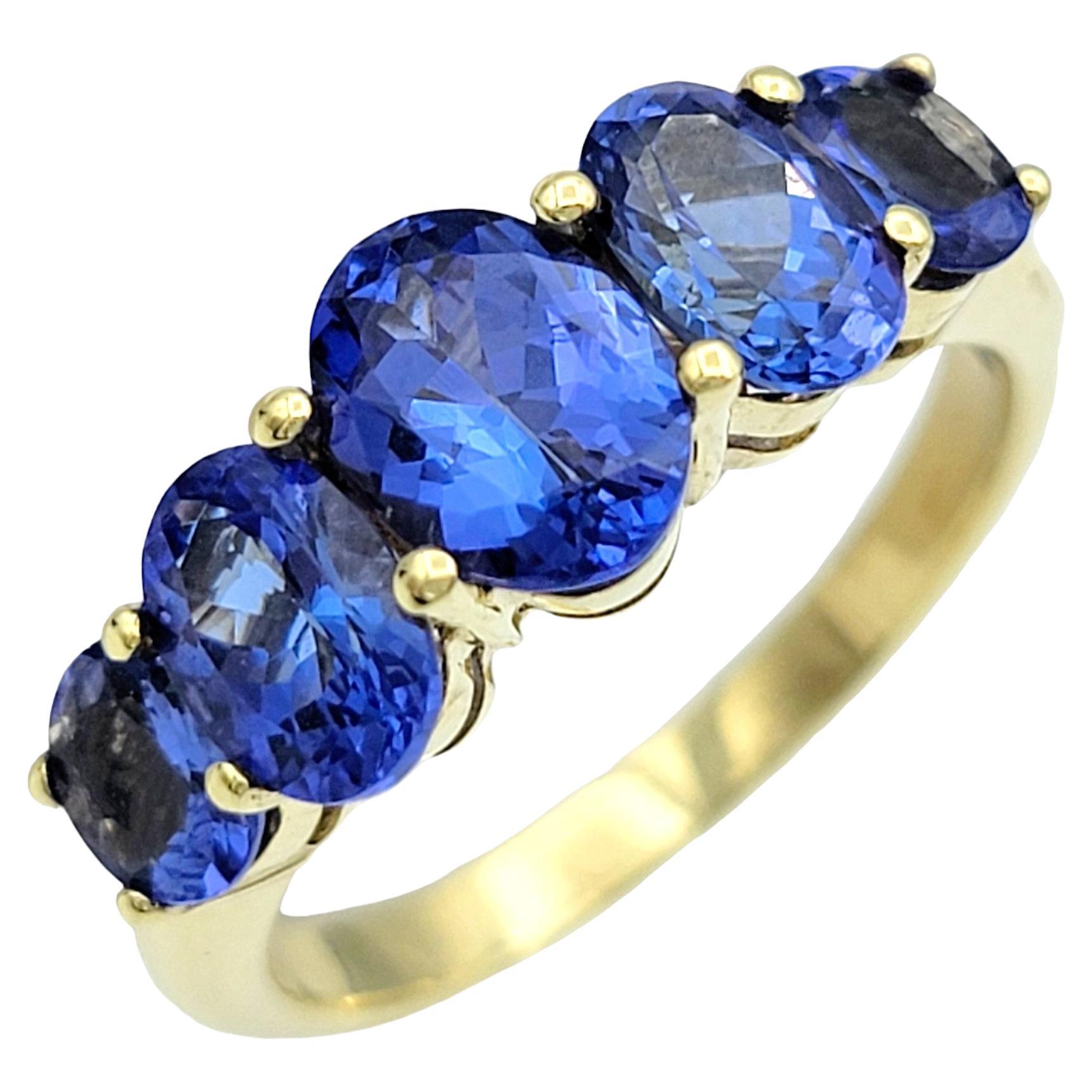 Ring size: 7 

Ti presentiamo il nostro splendido anello a fascia con 5 pietre di tanzanite taglio ovale da 3,00 carati in oro giallo 14 carati, un pezzo senza tempo che emana eleganza e raffinatezza. Questo anello è stato progettato per coloro che