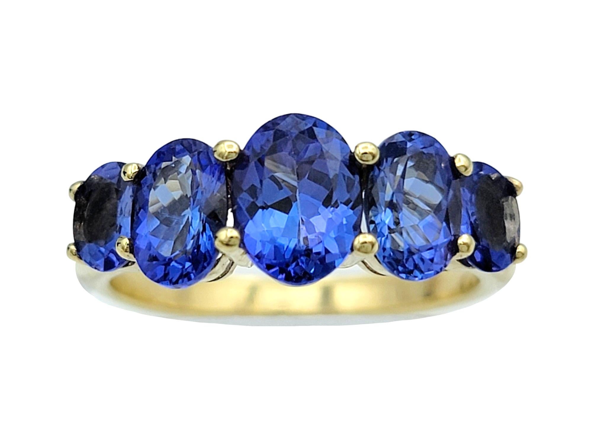 Contemporaneo Anello a fascia con 5 pietre di tanzanite taglio ovale da 3,00 carati totali in oro giallo 14 carati in vendita