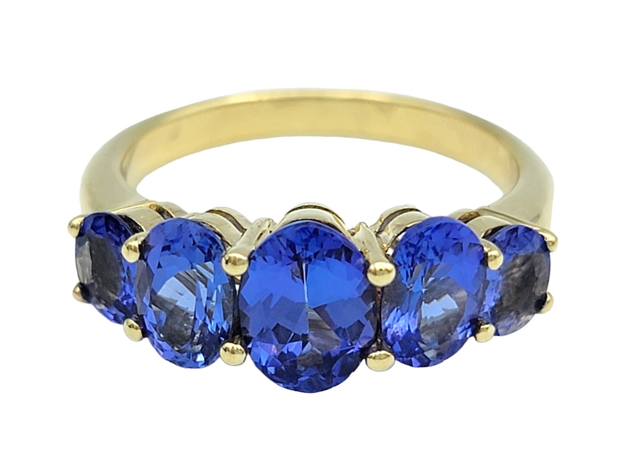 Taglio ovale Anello a fascia con 5 pietre di tanzanite taglio ovale da 3,00 carati totali in oro giallo 14 carati in vendita