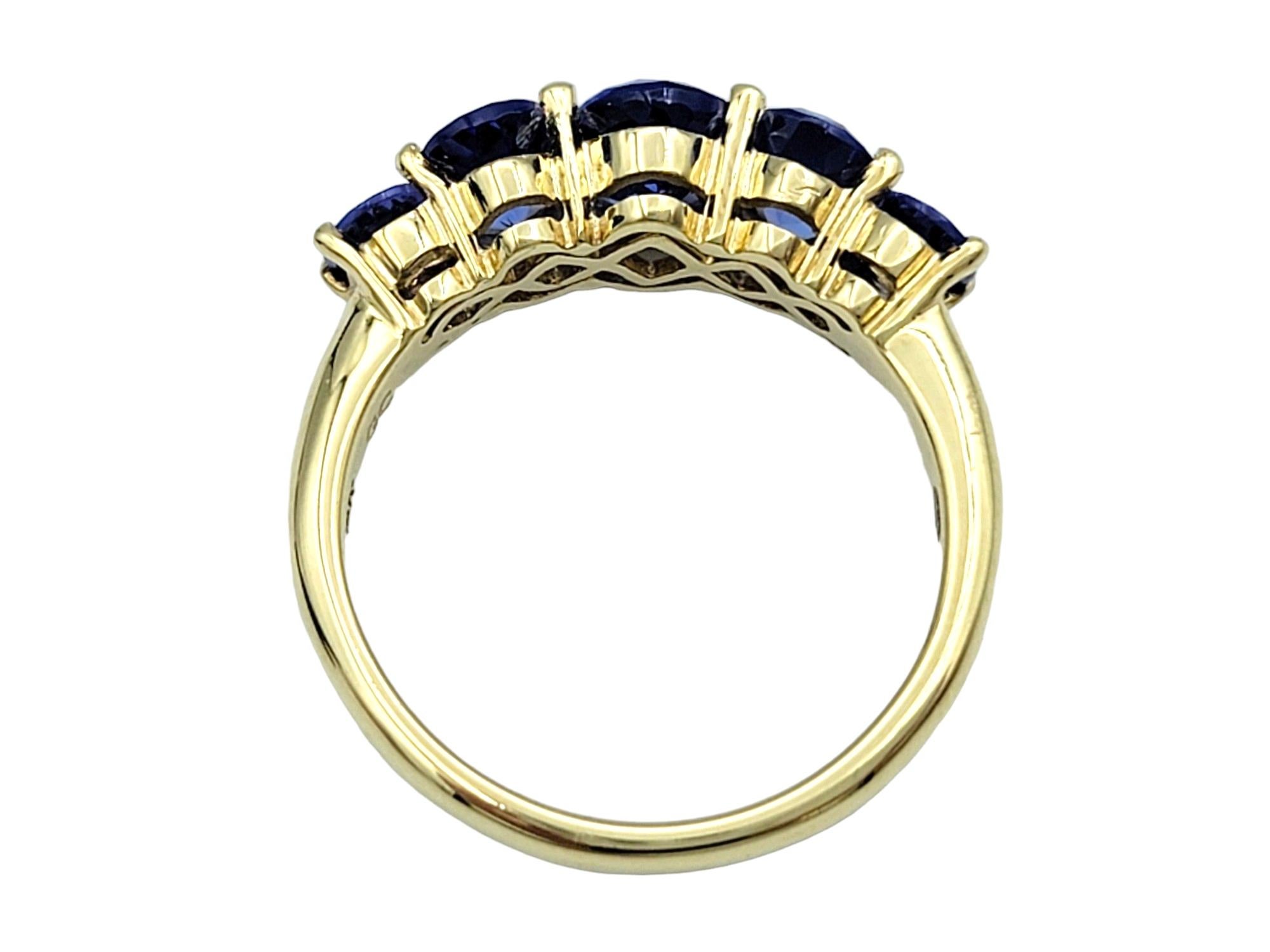 Anello a fascia con 5 pietre di tanzanite taglio ovale da 3,00 carati totali in oro giallo 14 carati In condizioni buone in vendita a Scottsdale, AZ