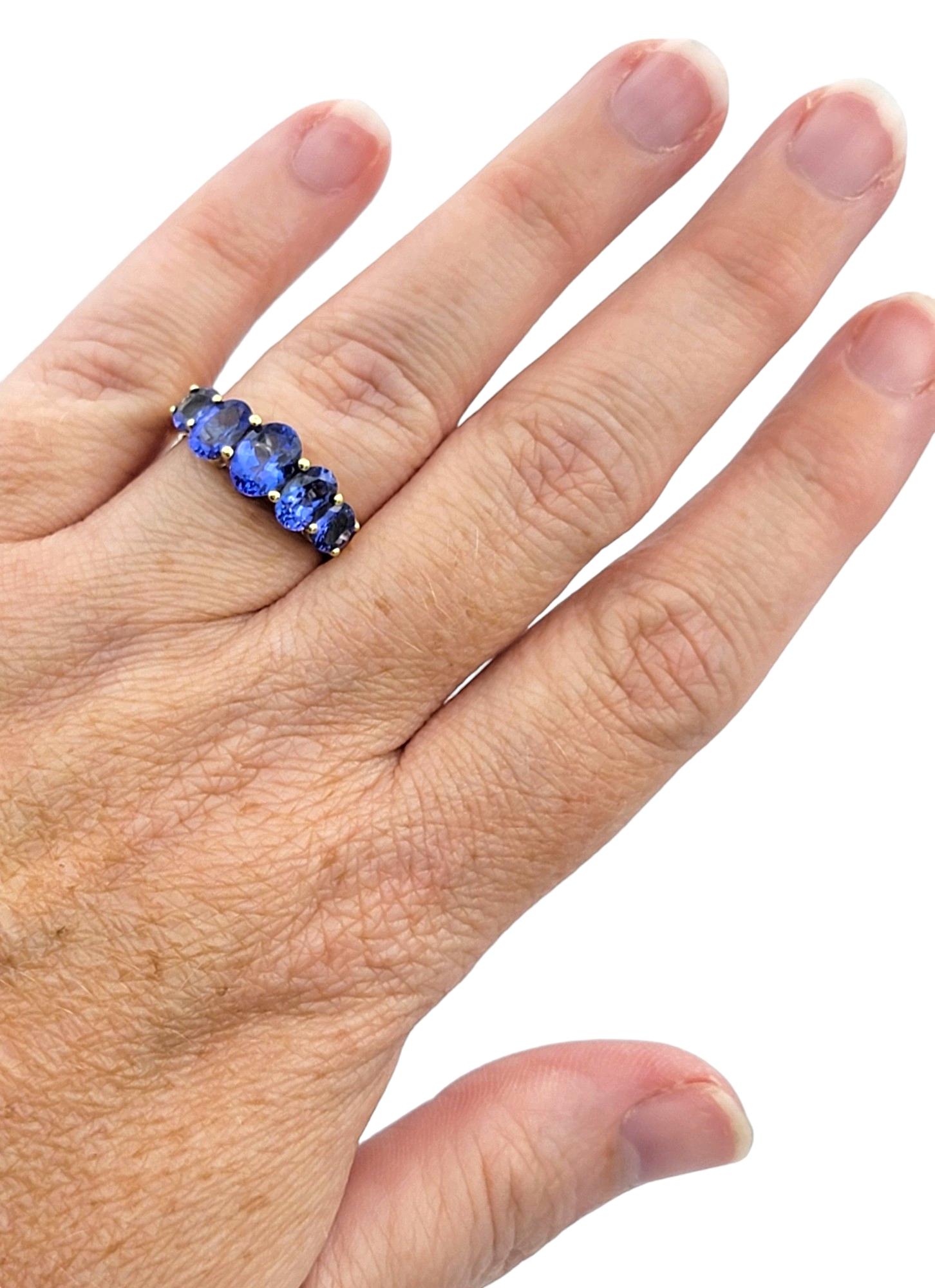 Anello a fascia con 5 pietre di tanzanite taglio ovale da 3,00 carati totali in oro giallo 14 carati in vendita 1