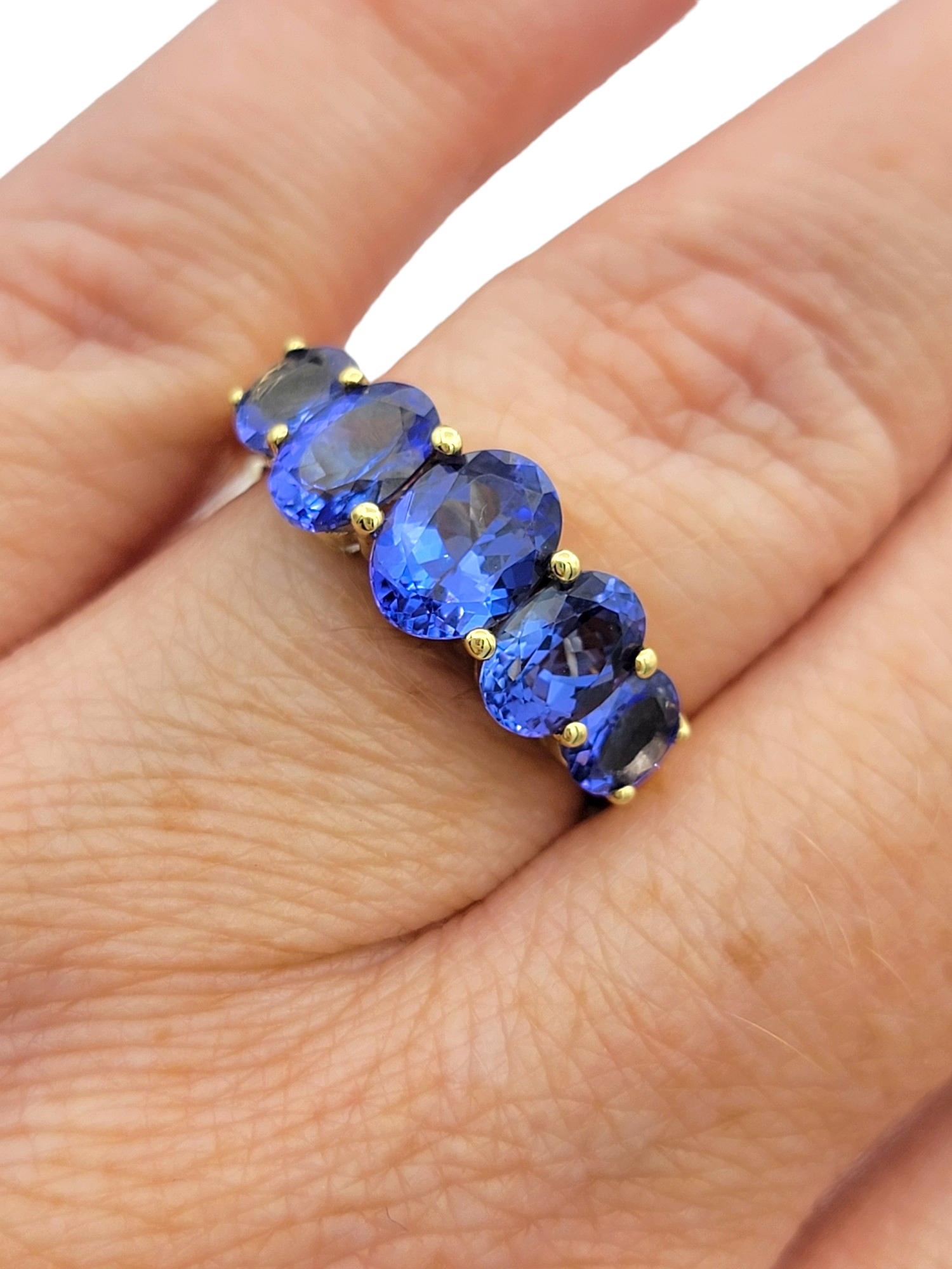 Anello a fascia con 5 pietre di tanzanite taglio ovale da 3,00 carati totali in oro giallo 14 carati in vendita 2