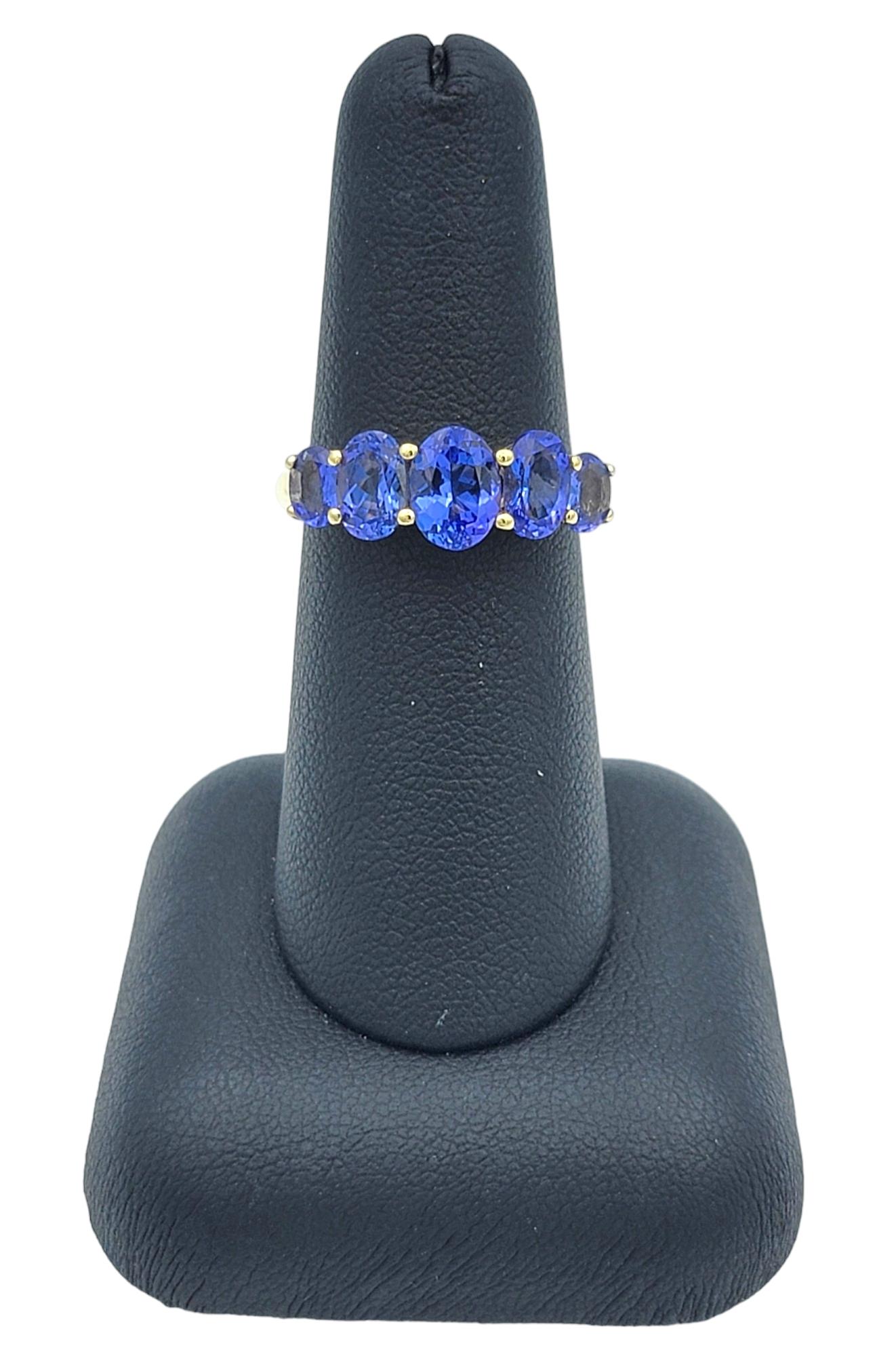 Anello a fascia con 5 pietre di tanzanite taglio ovale da 3,00 carati totali in oro giallo 14 carati in vendita 3