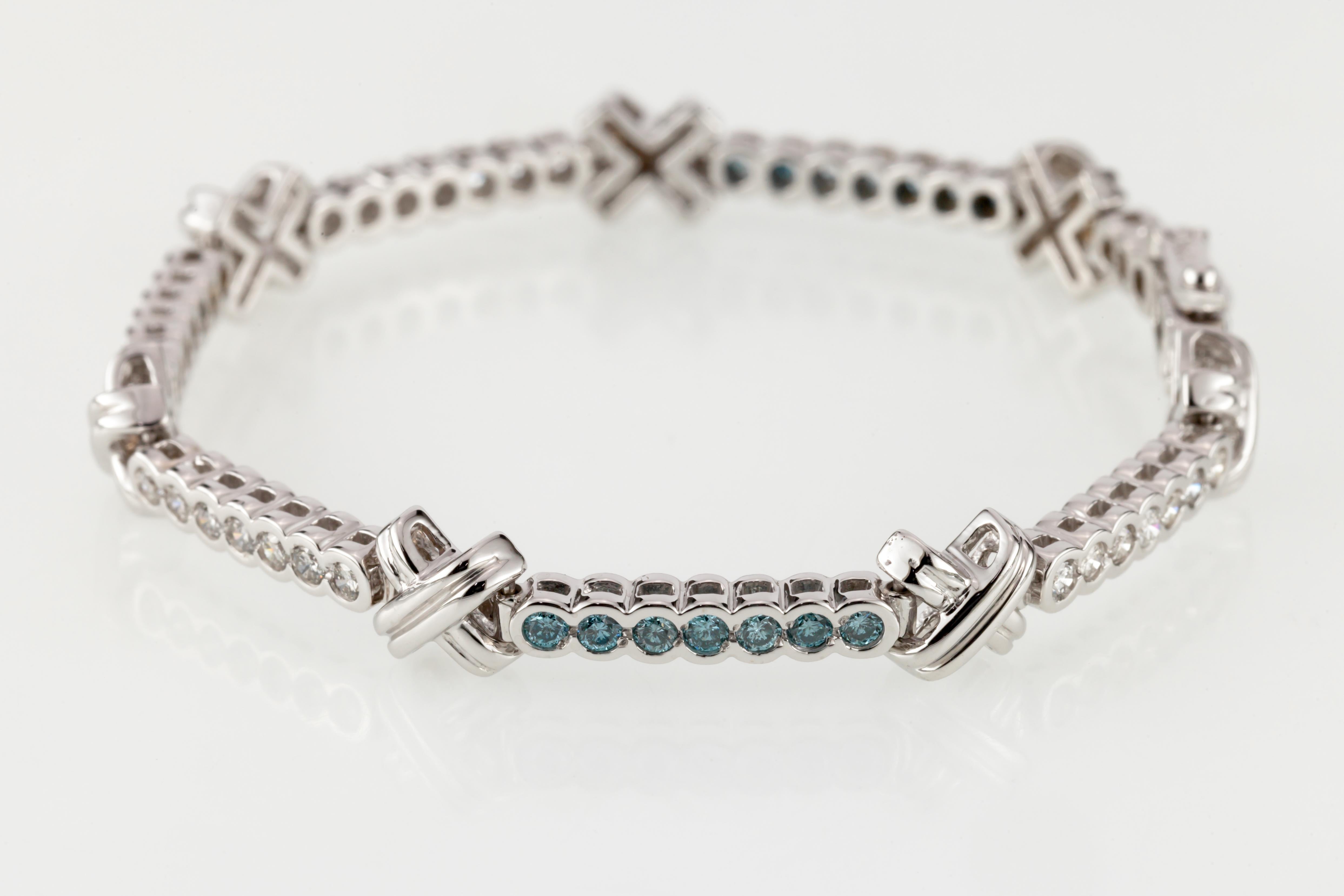 Bracelet station à nœuds « X » en or blanc 14 carats avec diamants blancs et bleus de 3,00 carats Pour femmes en vente