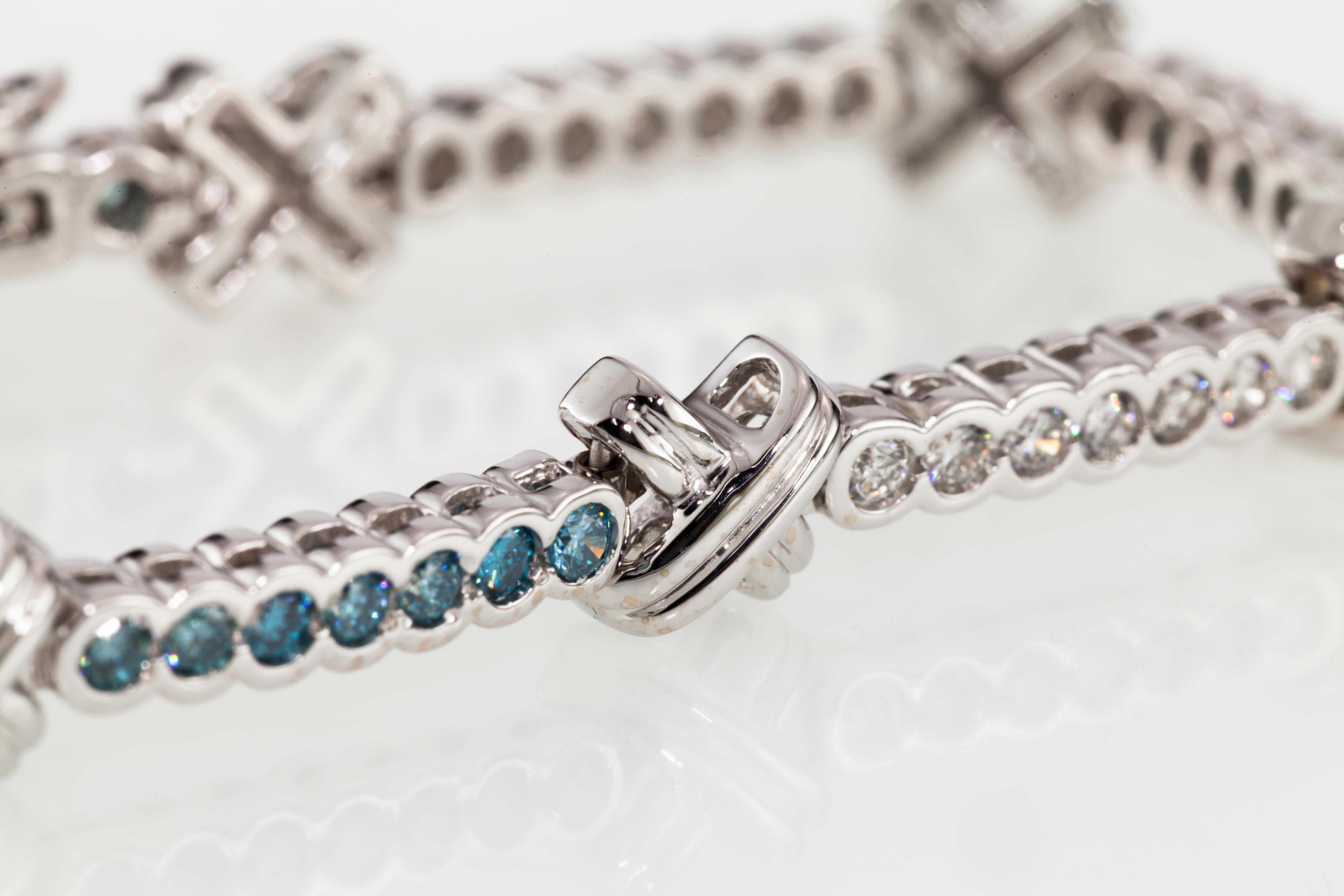 Bracelet station à nœuds « X » en or blanc 14 carats avec diamants blancs et bleus de 3,00 carats en vente 2
