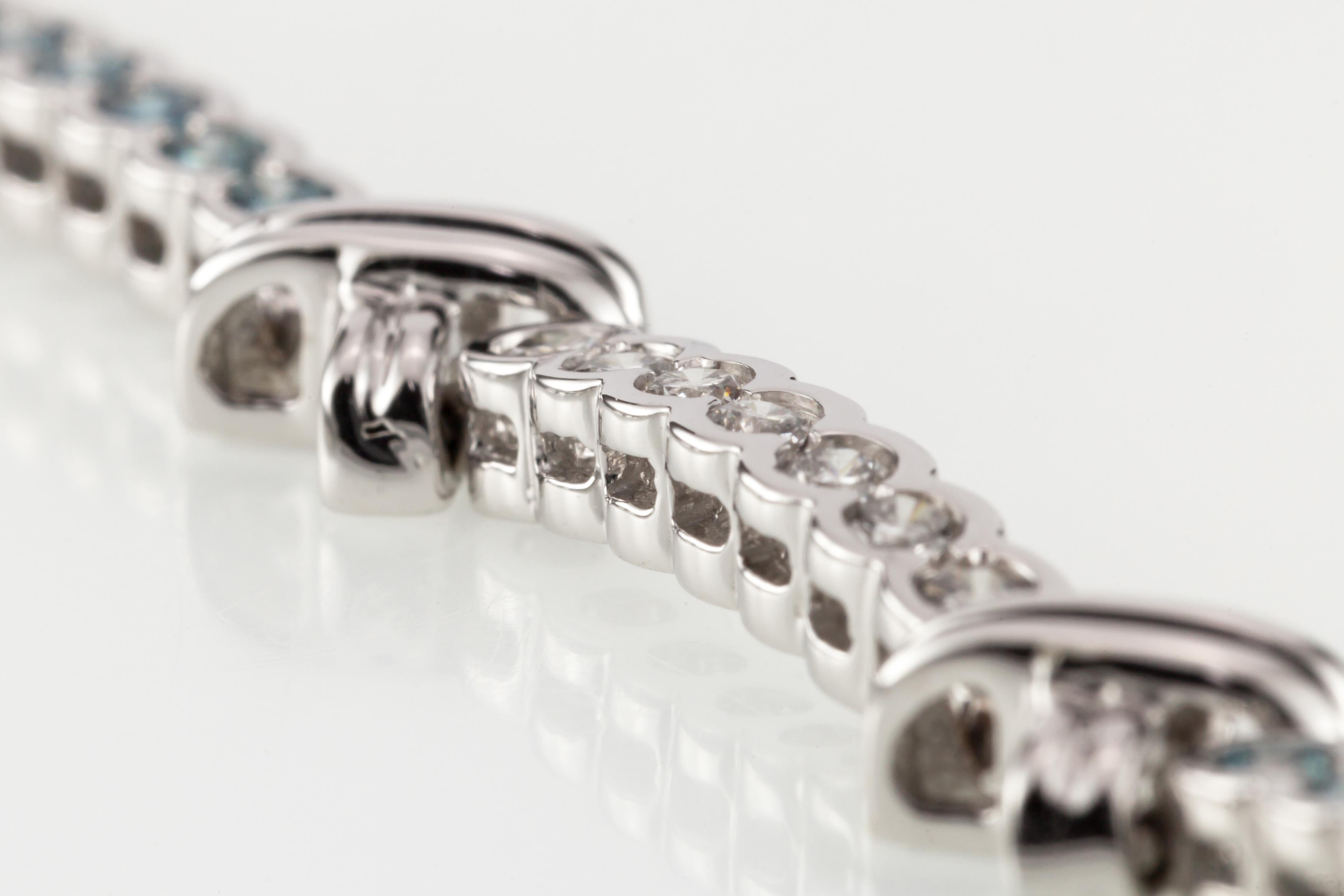 Bracelet station à nœuds « X » en or blanc 14 carats avec diamants blancs et bleus de 3,00 carats en vente 3