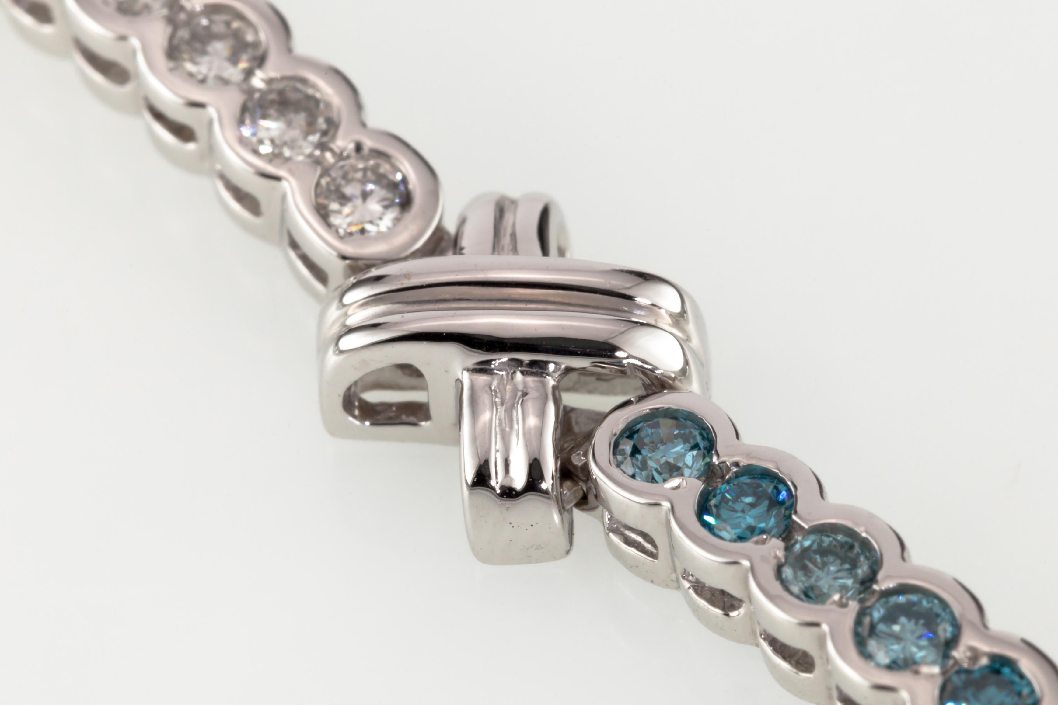 Bracelet station à nœuds « X » en or blanc 14 carats avec diamants blancs et bleus de 3,00 carats en vente 4