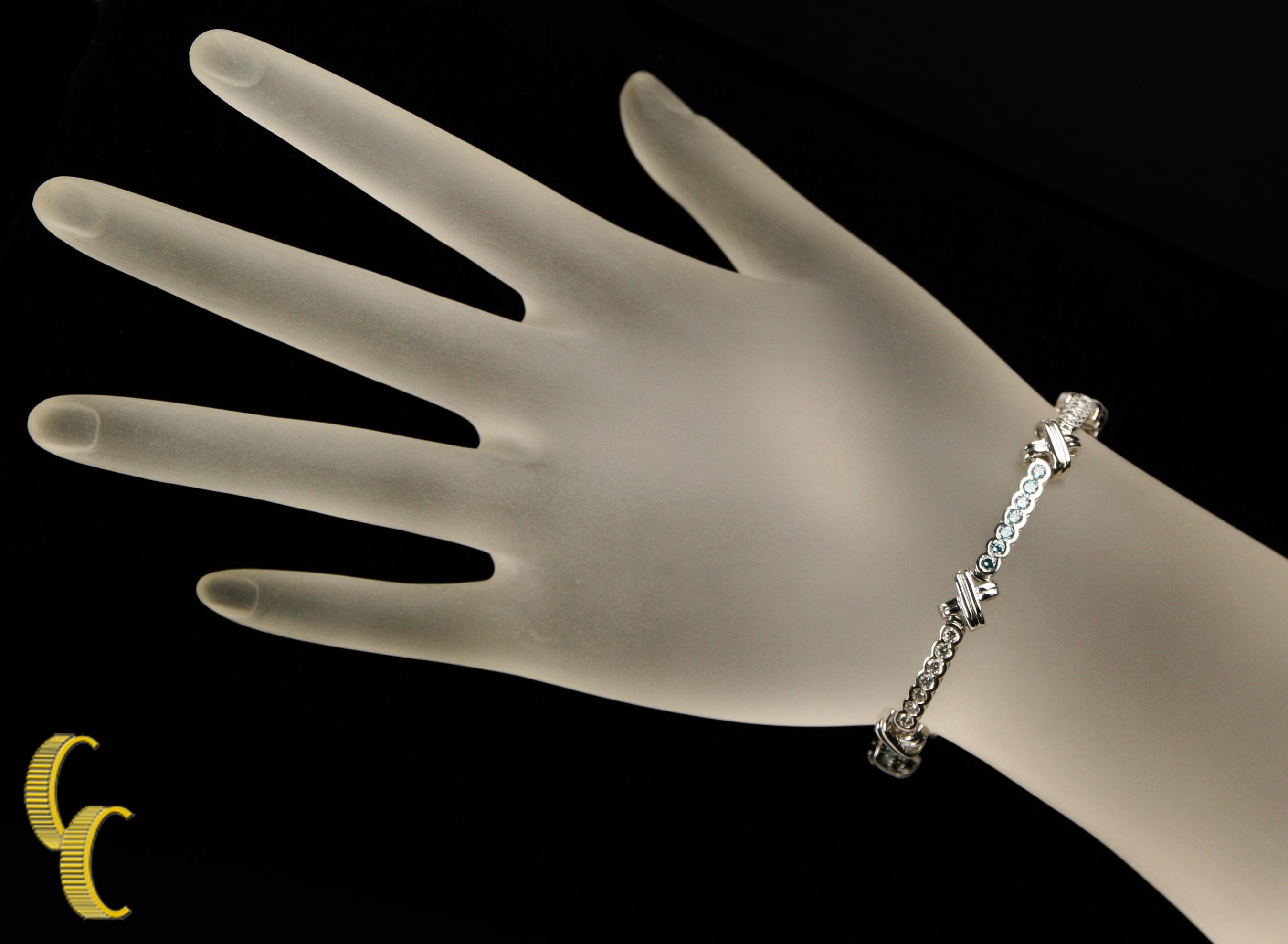 Taille ronde Bracelet station à nœuds « X » en or blanc 14 carats avec diamants blancs et bleus de 3,00 carats en vente