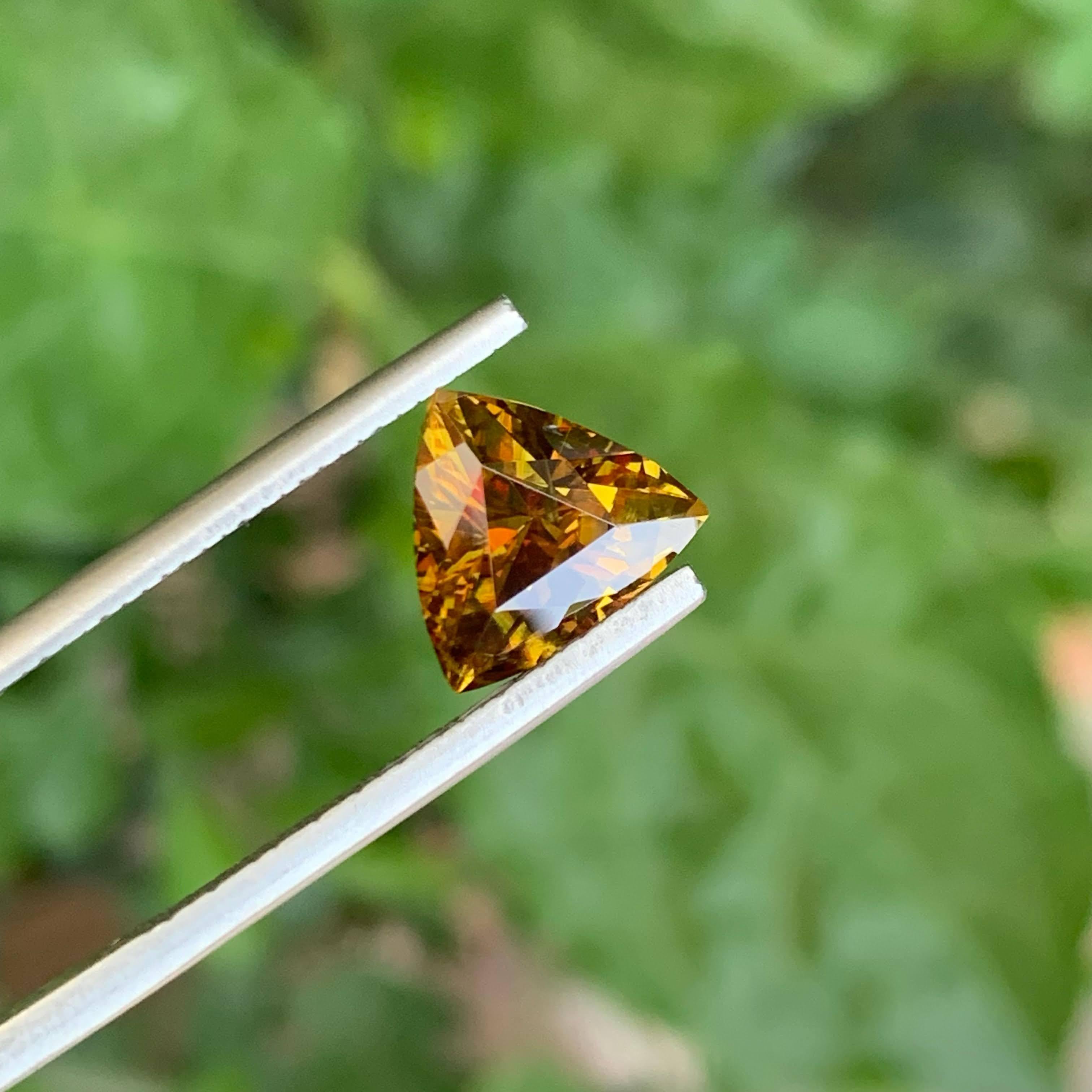 Taglio trillion 3,00 carati Pietra di sfene di alta qualità con taglio a brillante Gemma naturale pakistana in vendita