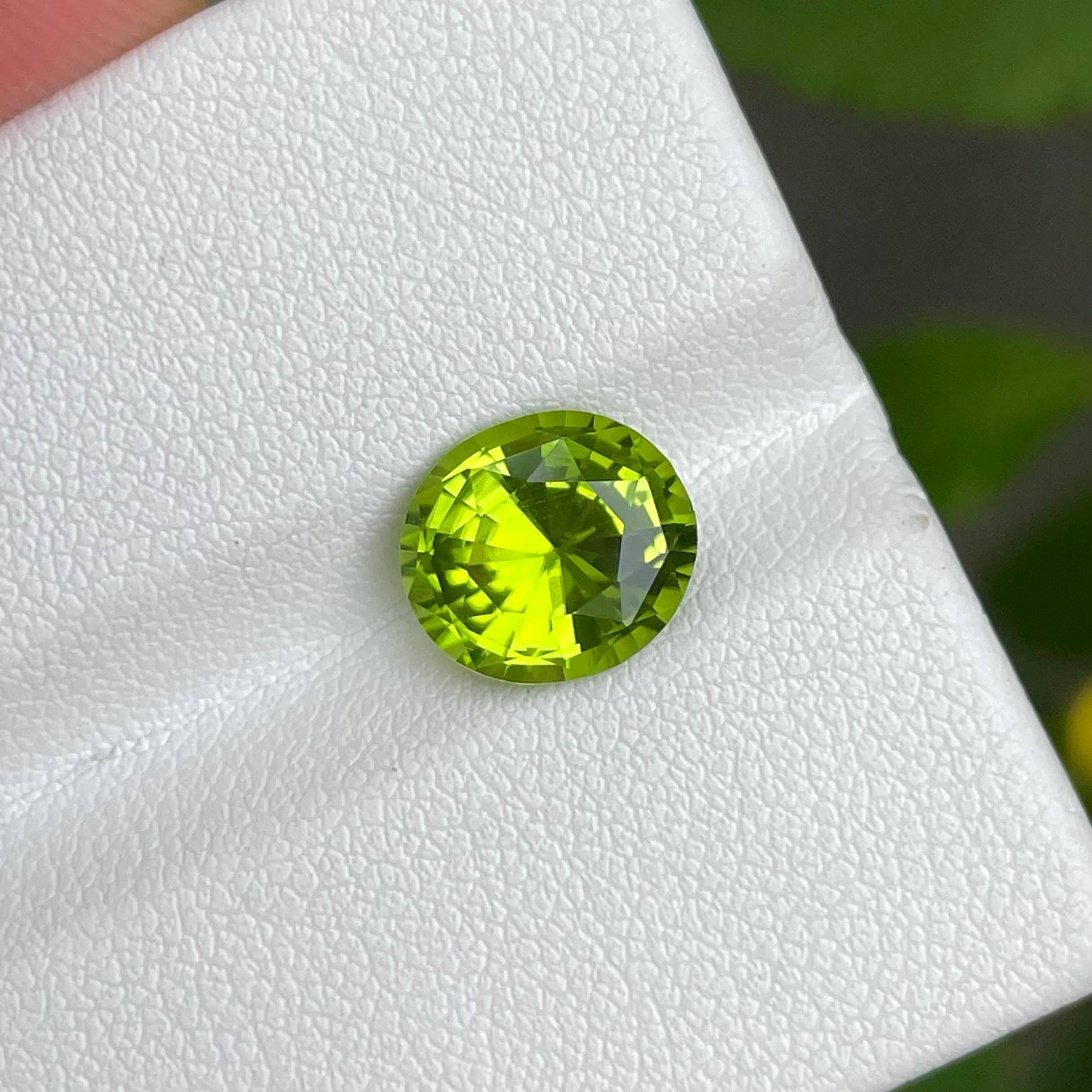 Modern 3.00 carats Green Loose Peridot Stone Mix Oval Cut Natural Pakistani Gemstone For Sale