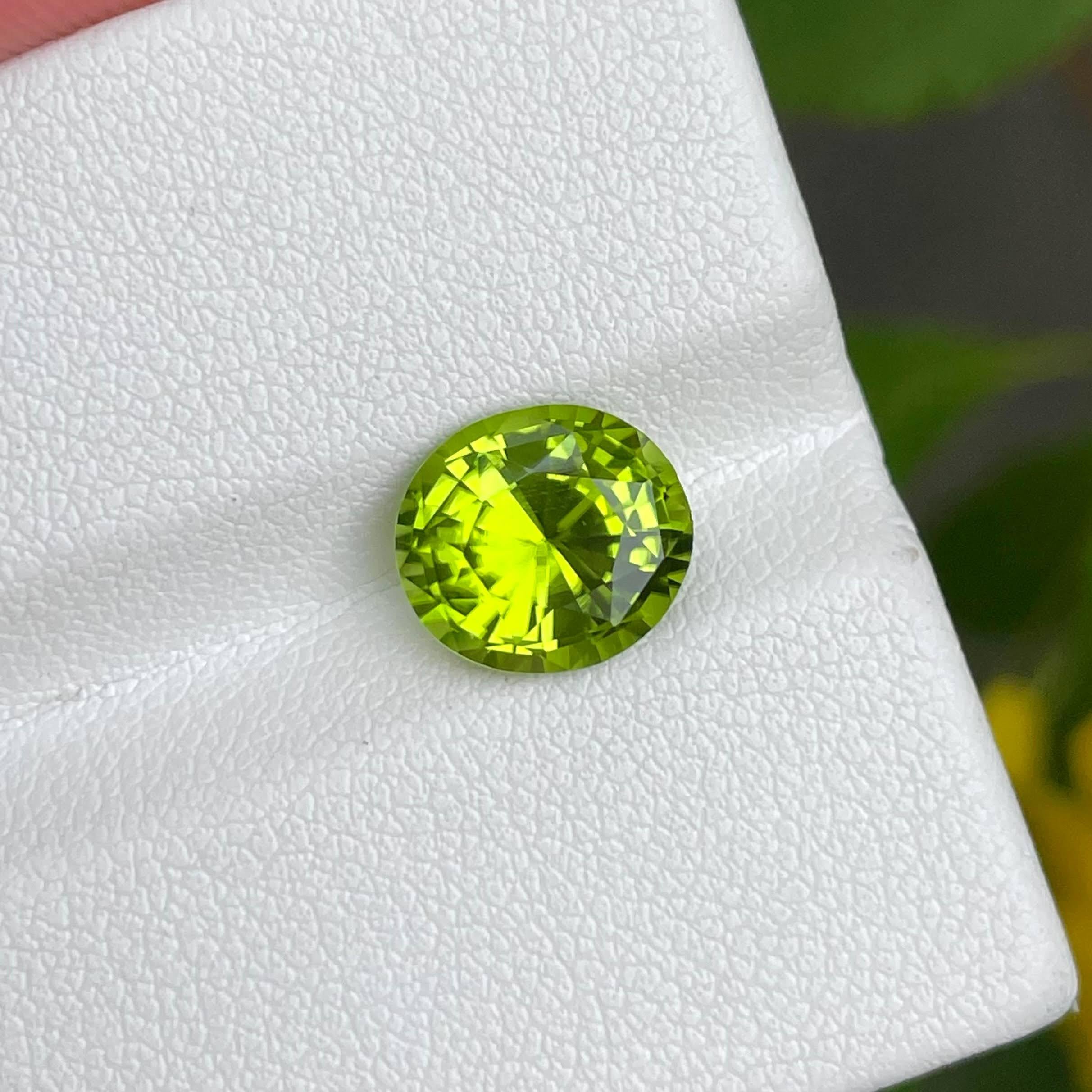 3.00 carats Green Loose Peridot Stone Mix Oval Cut Natural Pakistani Gemstone In New Condition For Sale In Bangkok, TH