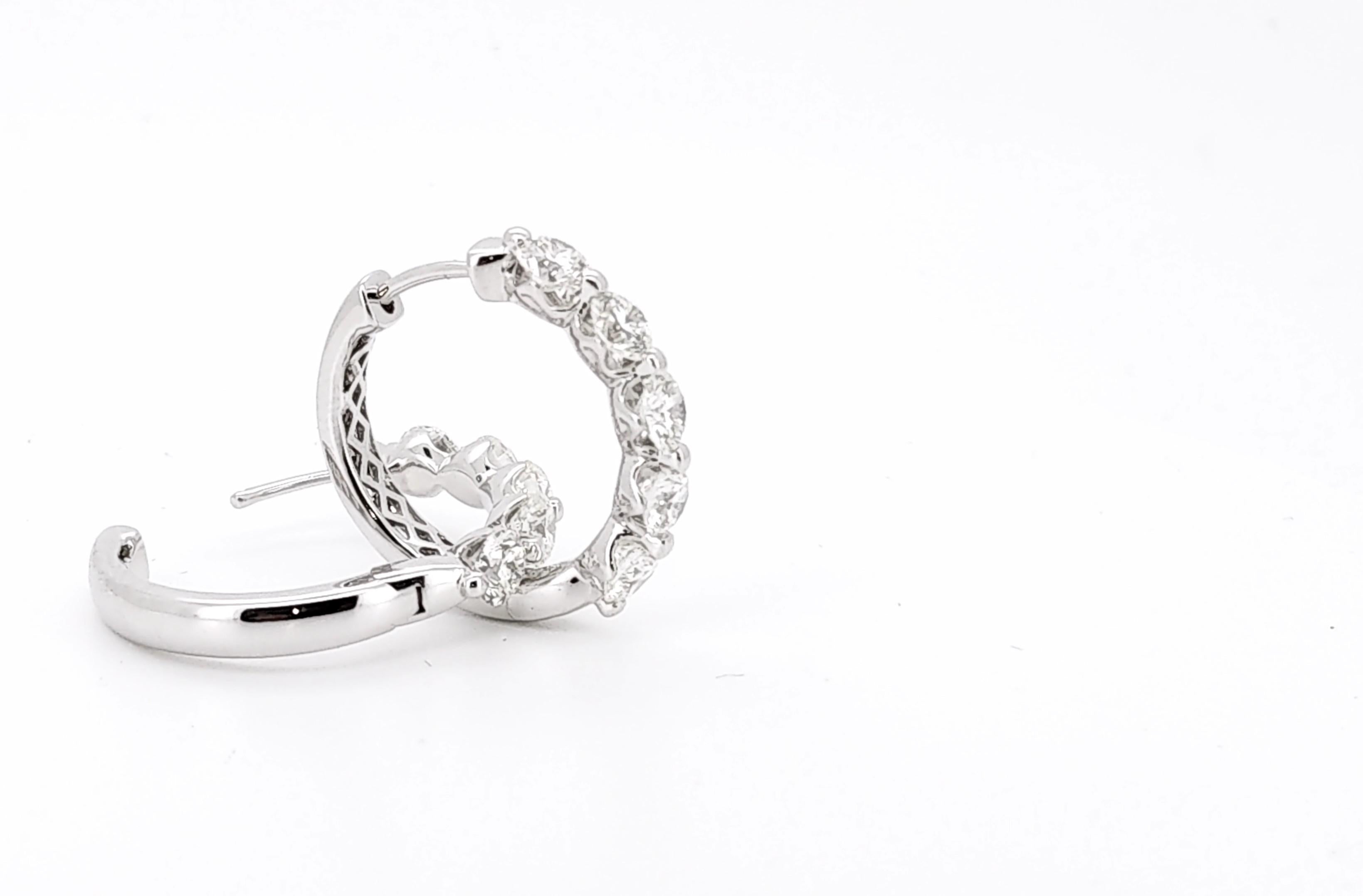 Boucles d'oreilles rondes en or blanc 14k avec cinq diamants naturels de 3,00 carats en vente 1