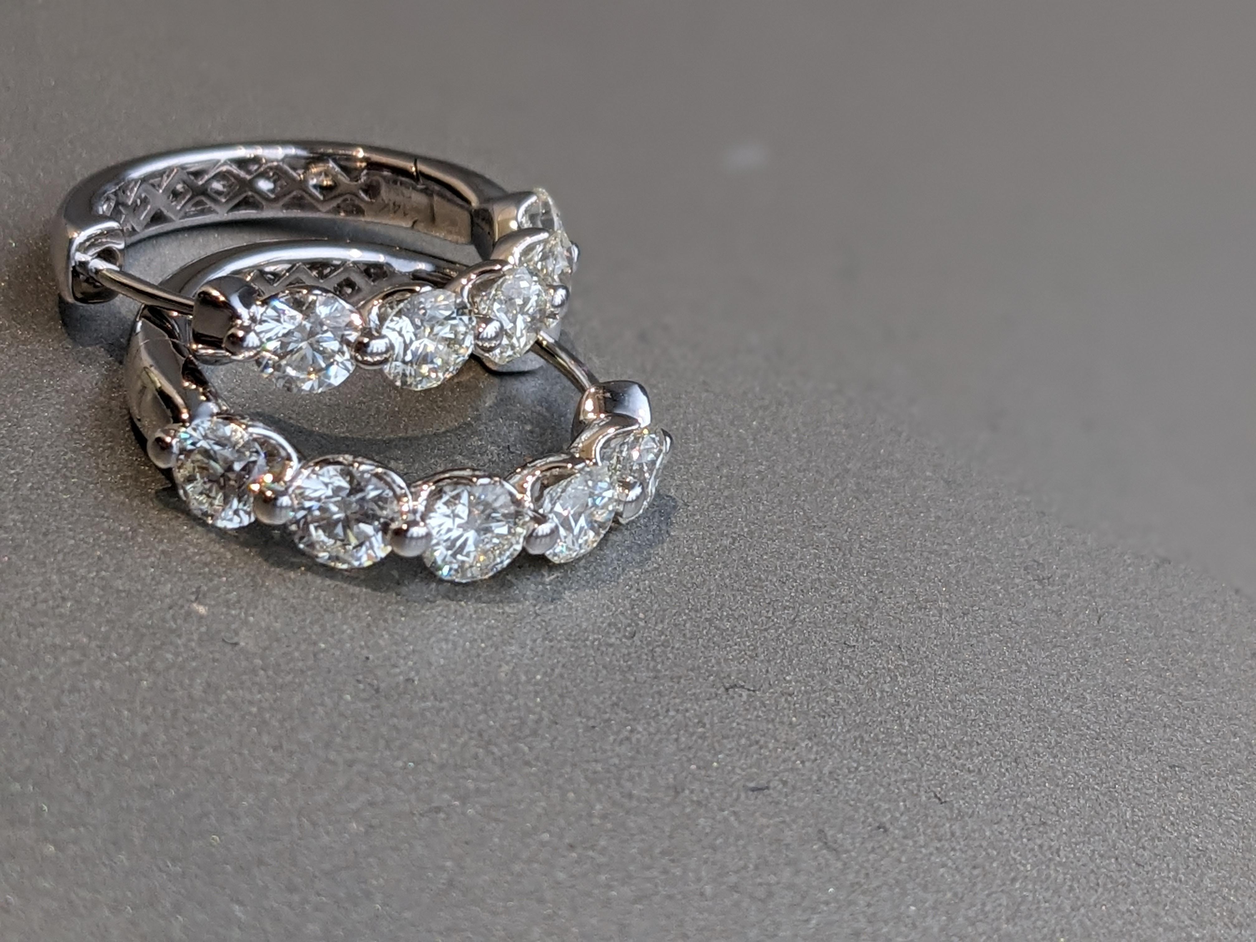 Boucles d'oreilles rondes en or blanc 14k avec cinq diamants naturels de 3,00 carats en vente 2