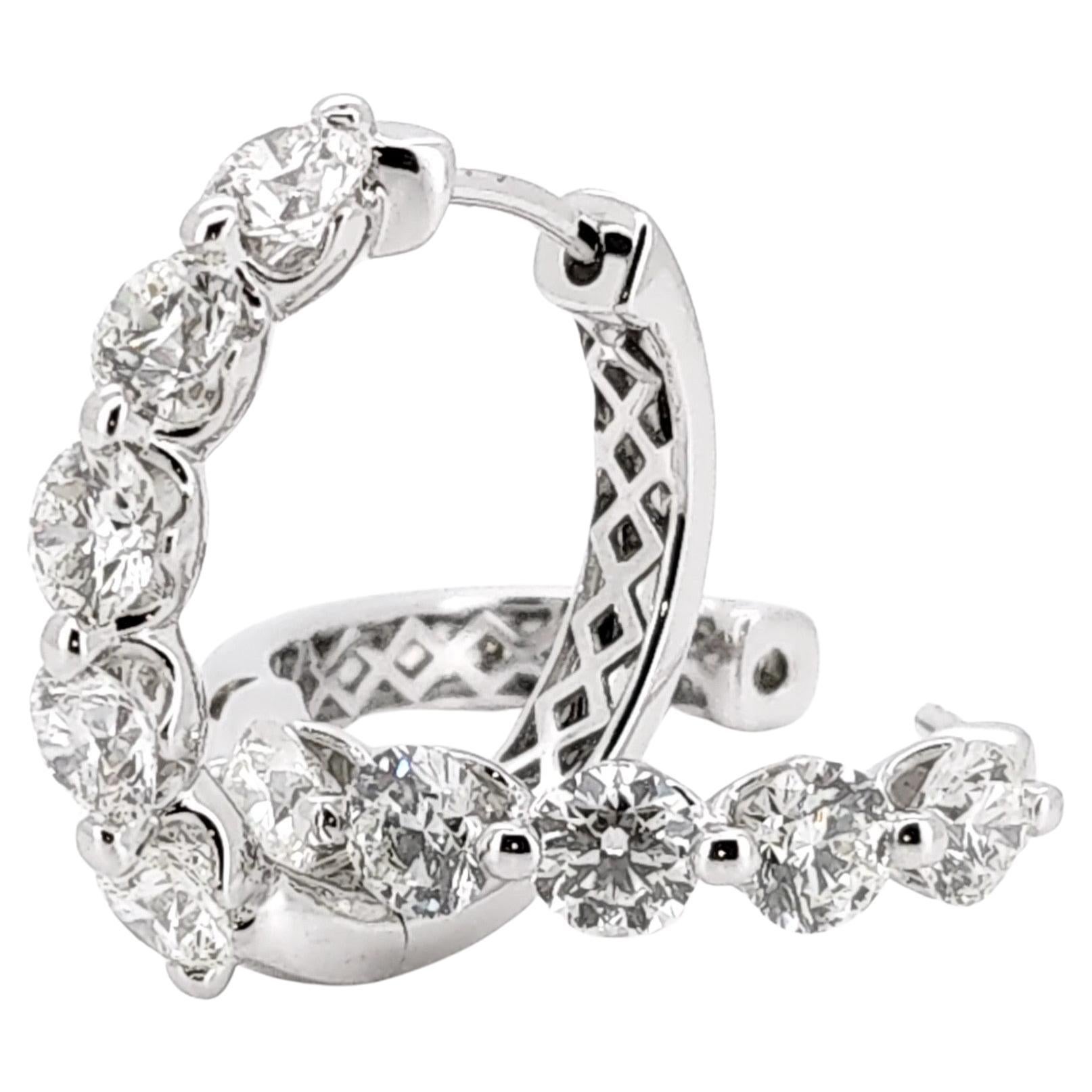 Boucles d
oreilles rondes en or blanc 14k avec cinq diamants naturels de 3,00 carats