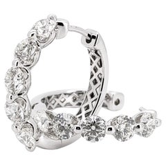 Boucles d
oreilles rondes en or blanc 14k avec cinq diamants naturels de 3,00 carats