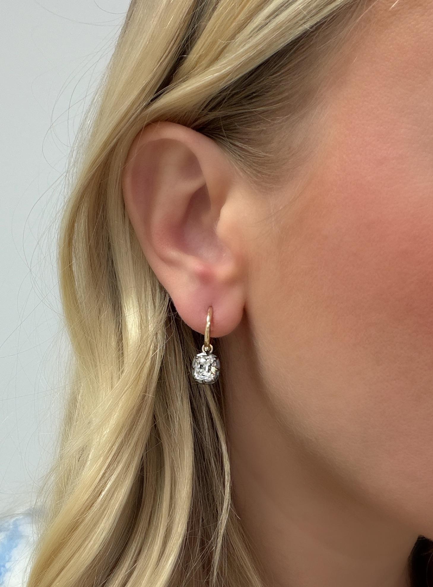 Rehaussez votre collection avec ces boucles d'oreilles pendantes en diamant taillé à l'ancienne, d'un éclat exceptionnel de 3,01 carats au total. Sertis en or noirci et en or jaune avec monture à collet, les diamants taillés dans des mines anciennes