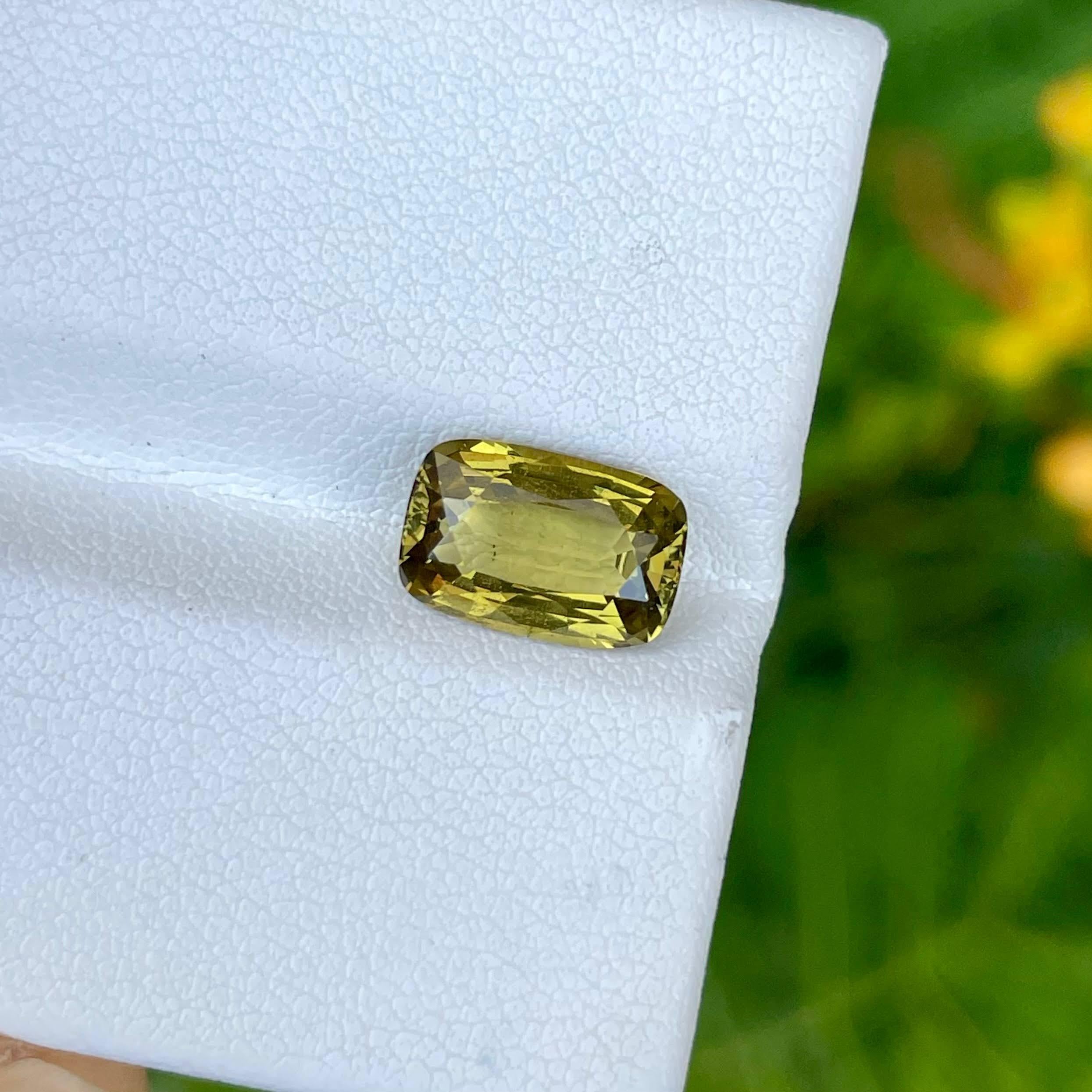 3.00 Carats Yellow Loose Chrysoberyl Cushion Cut Natural Tanzanian Gemstone In New Condition For Sale In Bangkok, TH