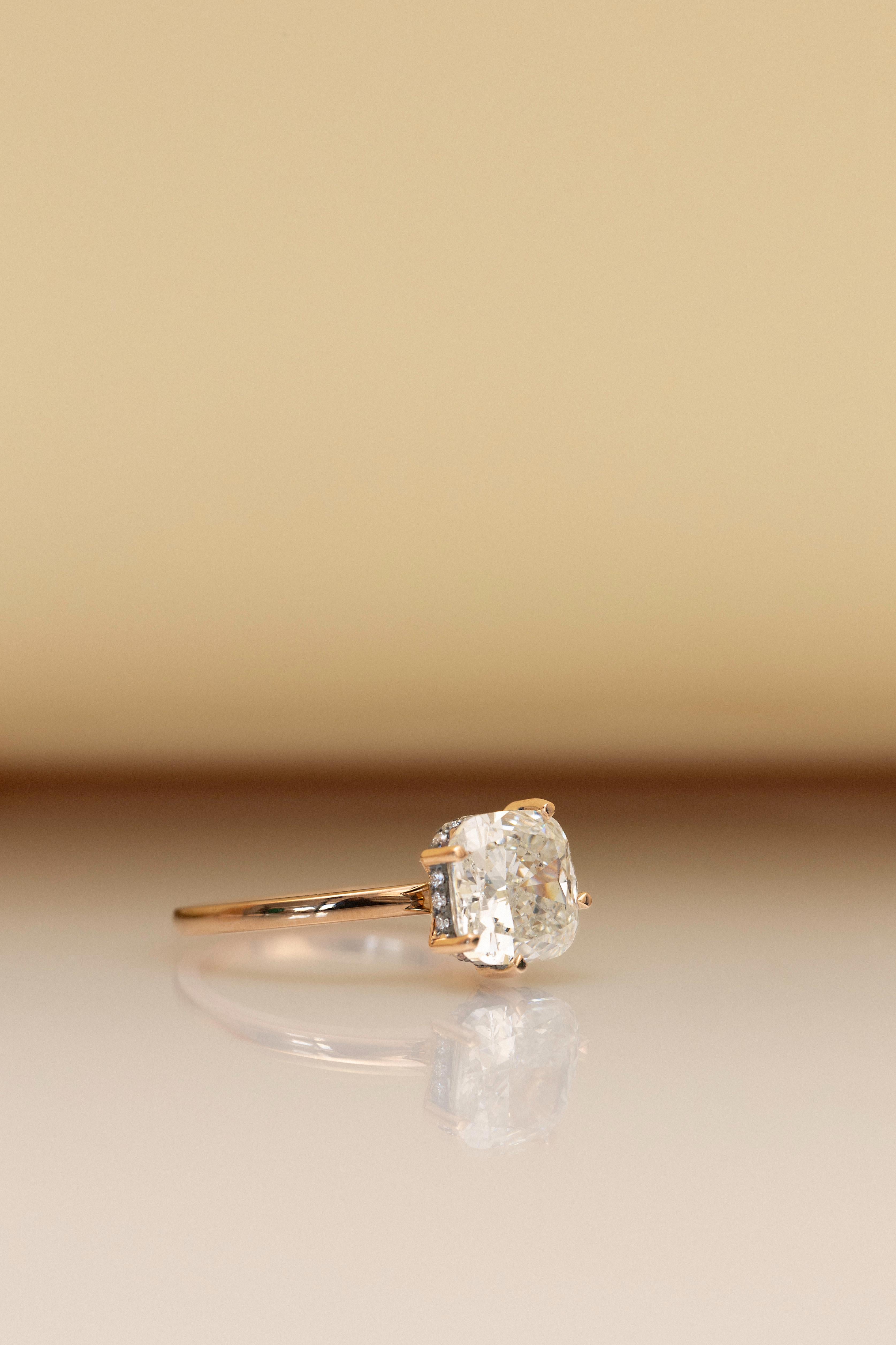 Modern 3.00 ct cushion diamond in 18ct rose gold with black rhodium accents For Sale