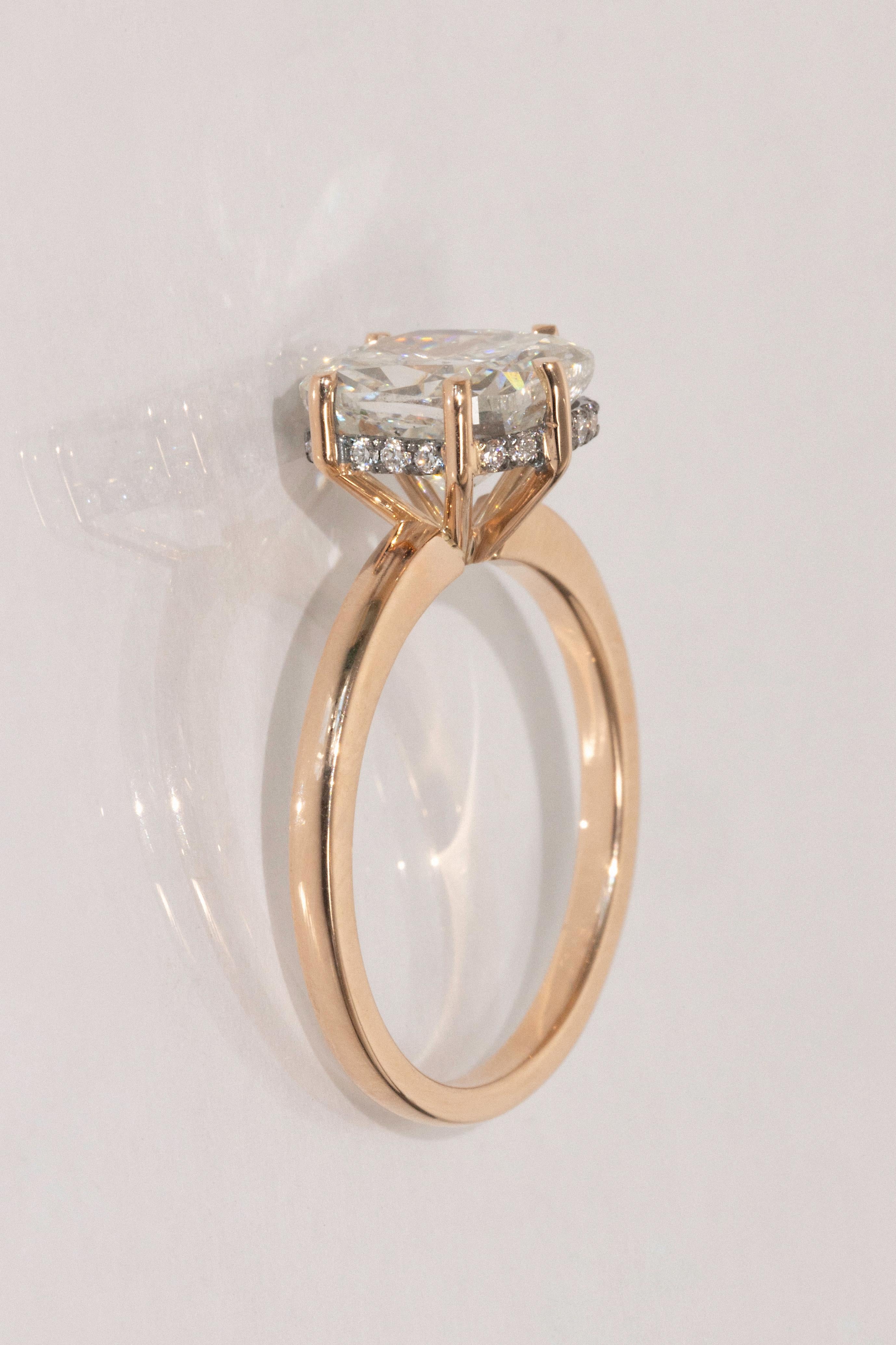 Women's or Men's 3.00 ct cushion diamond in 18ct rose gold with black rhodium accents For Sale
