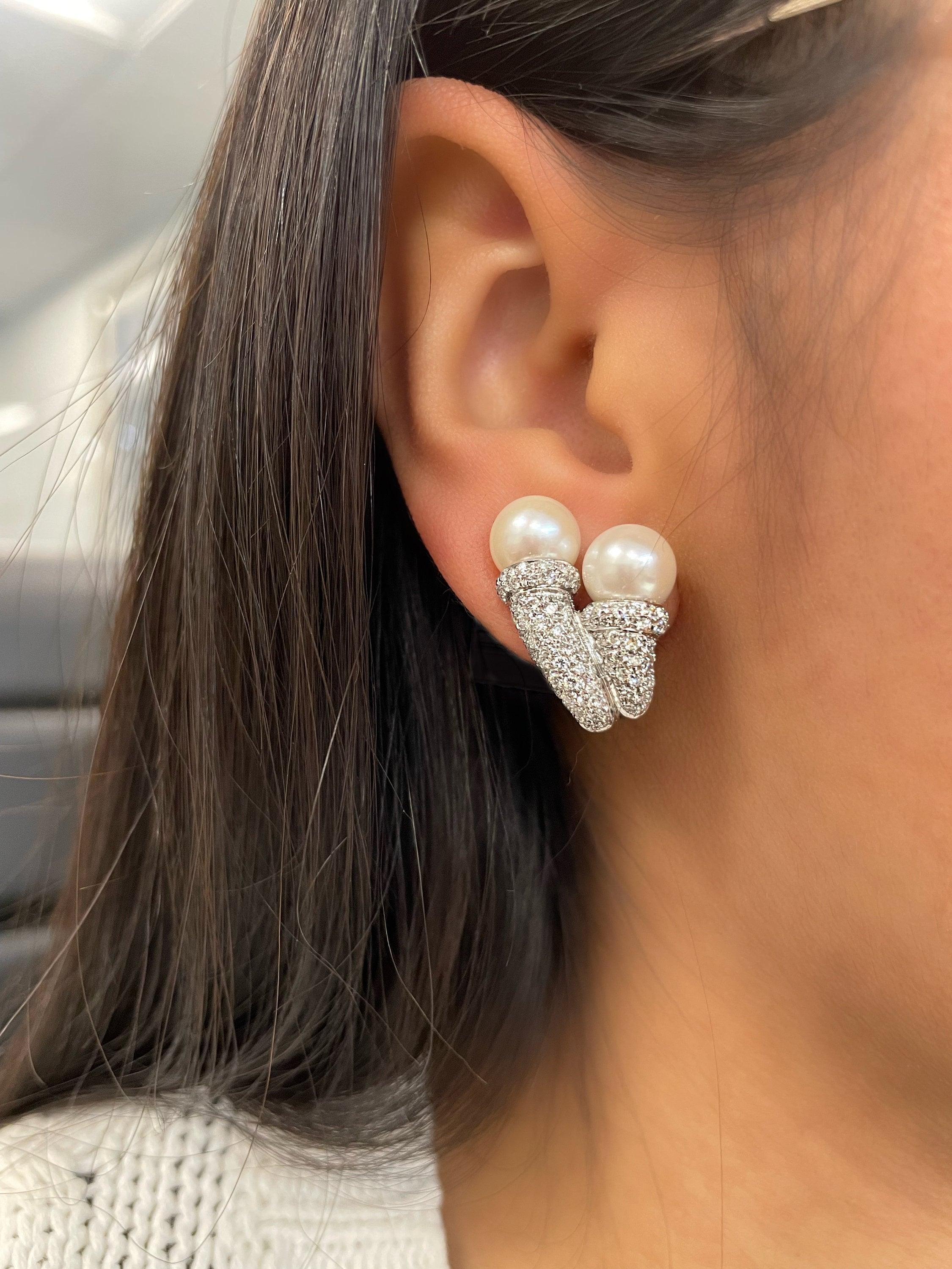 These gorgeous diamond pearl earrings feature diamonds weighing 3.00 ct set in 18k white gold. A fabulous addition to any wardrobe!