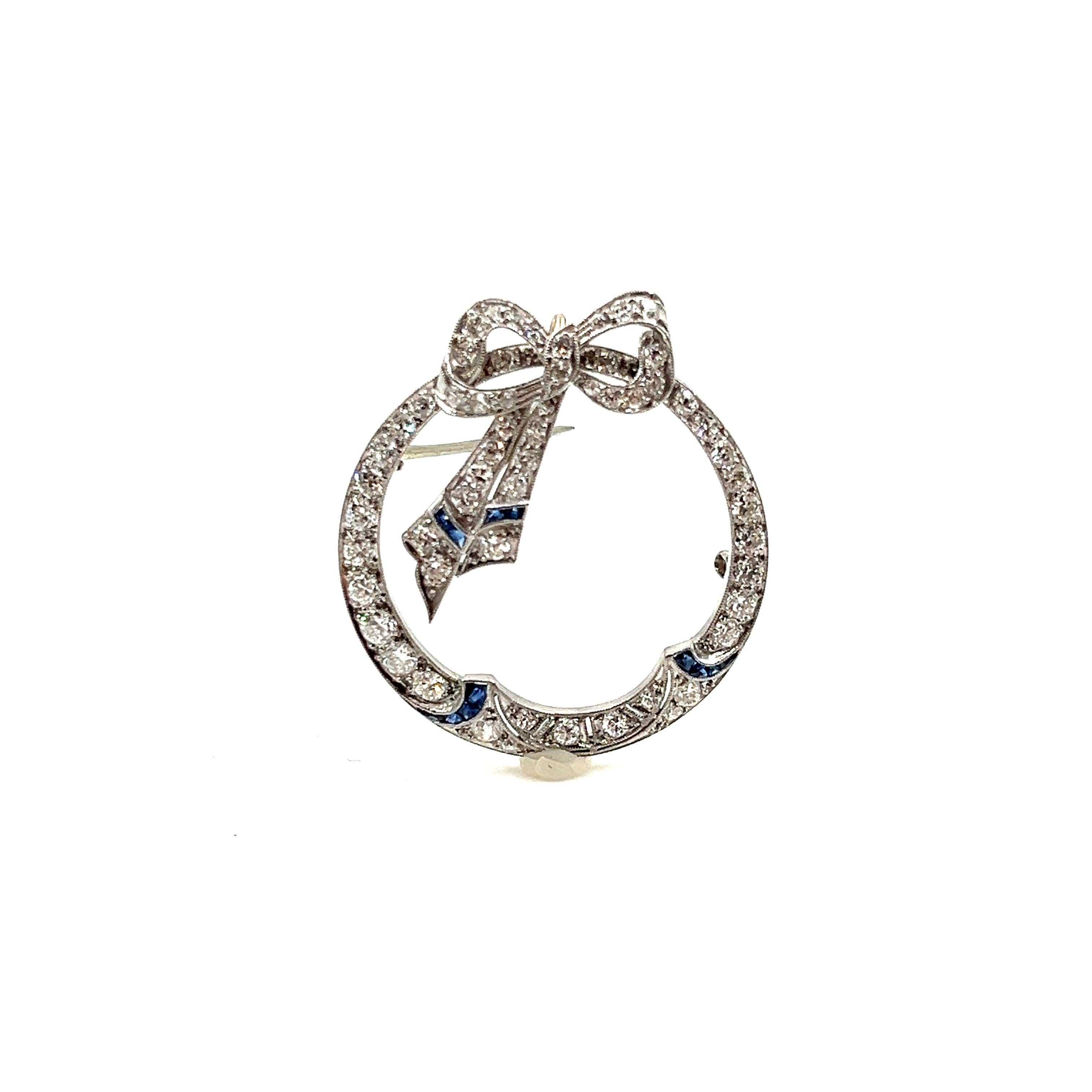 Este impresionante broche de zafiro natural y diamantes atraerá todas las miradas. Los diamantes, de aproximadamente 3,00 quilates, tienen un color F/G y una claridad VS1-SI1. Una gran pieza para añadir a cualquier armario.