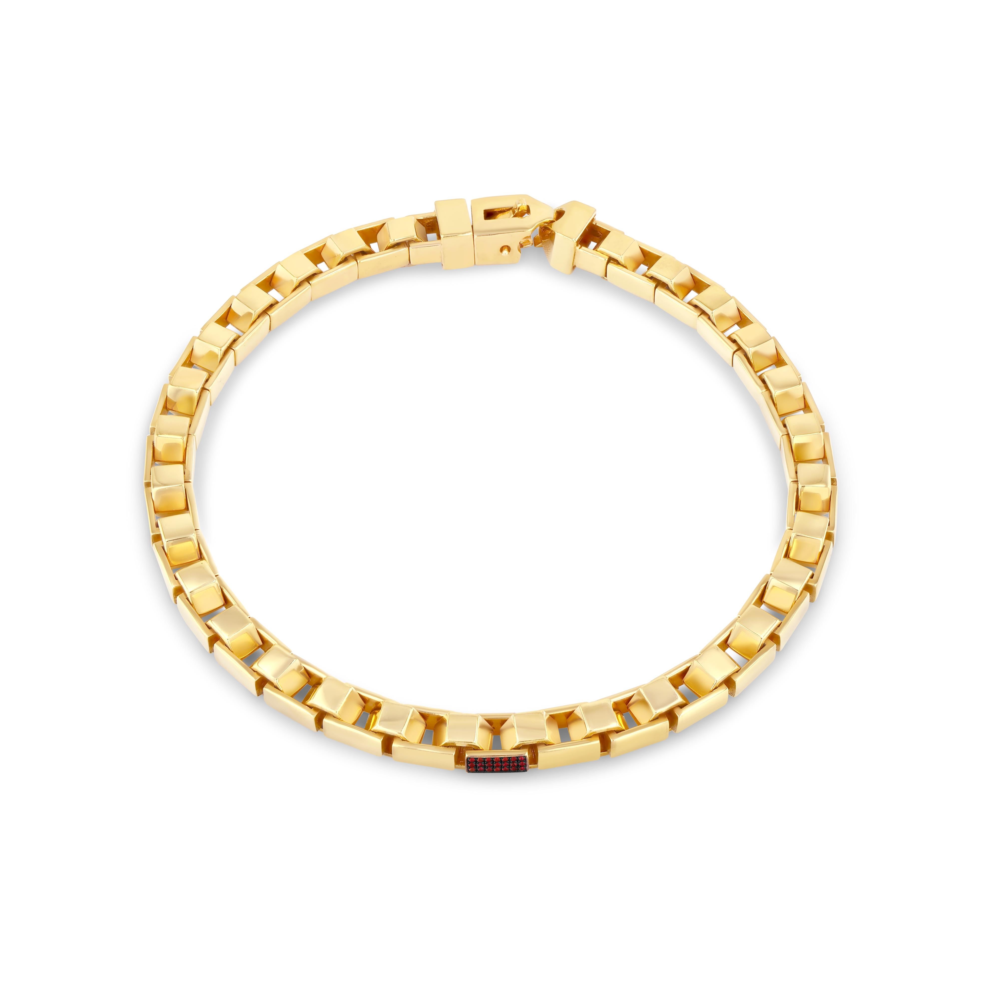La collana Empire Chain con rubini. Una collana a catena in oro massiccio 18k con una maglia tempestata di 1 carato di rubini, meticolosamente realizzata a mano nel nostro stile caratteristico. Composto da oltre 60 maglie, ognuna scolpita alla