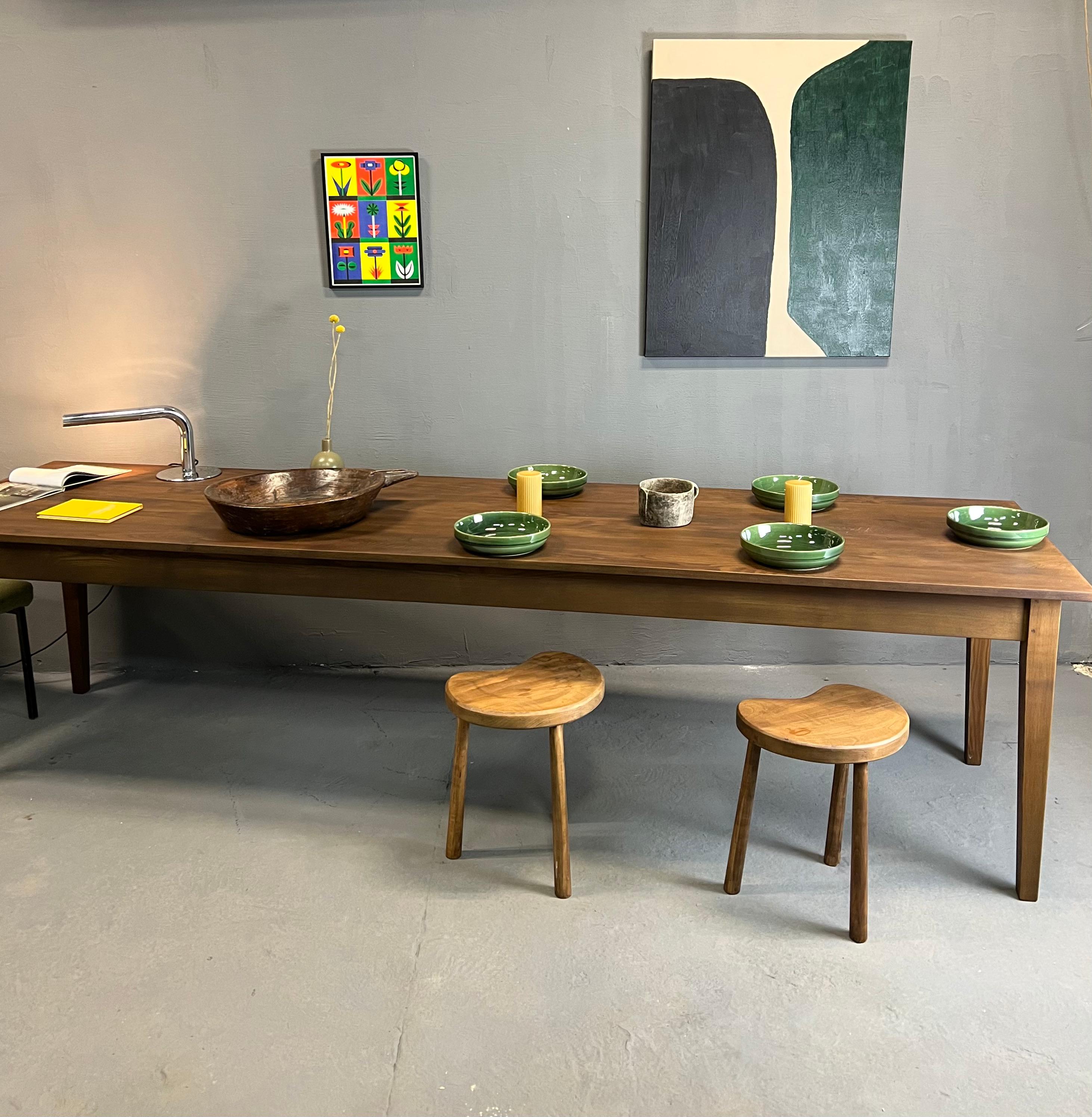 Very nice table 3 meters long in solid ash. It is made up of a 2 cm thick top and its dimensions are ideal to accommodate up to 14 guests easily: 3 meters long, 90 cm wide and 77 cm high with a height under the band of 63.5 cm. It is beautifully