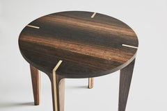 Tavolino in quercia nera massiccia di 3000-5000 anni fa, con intarsio in ottone massiccio