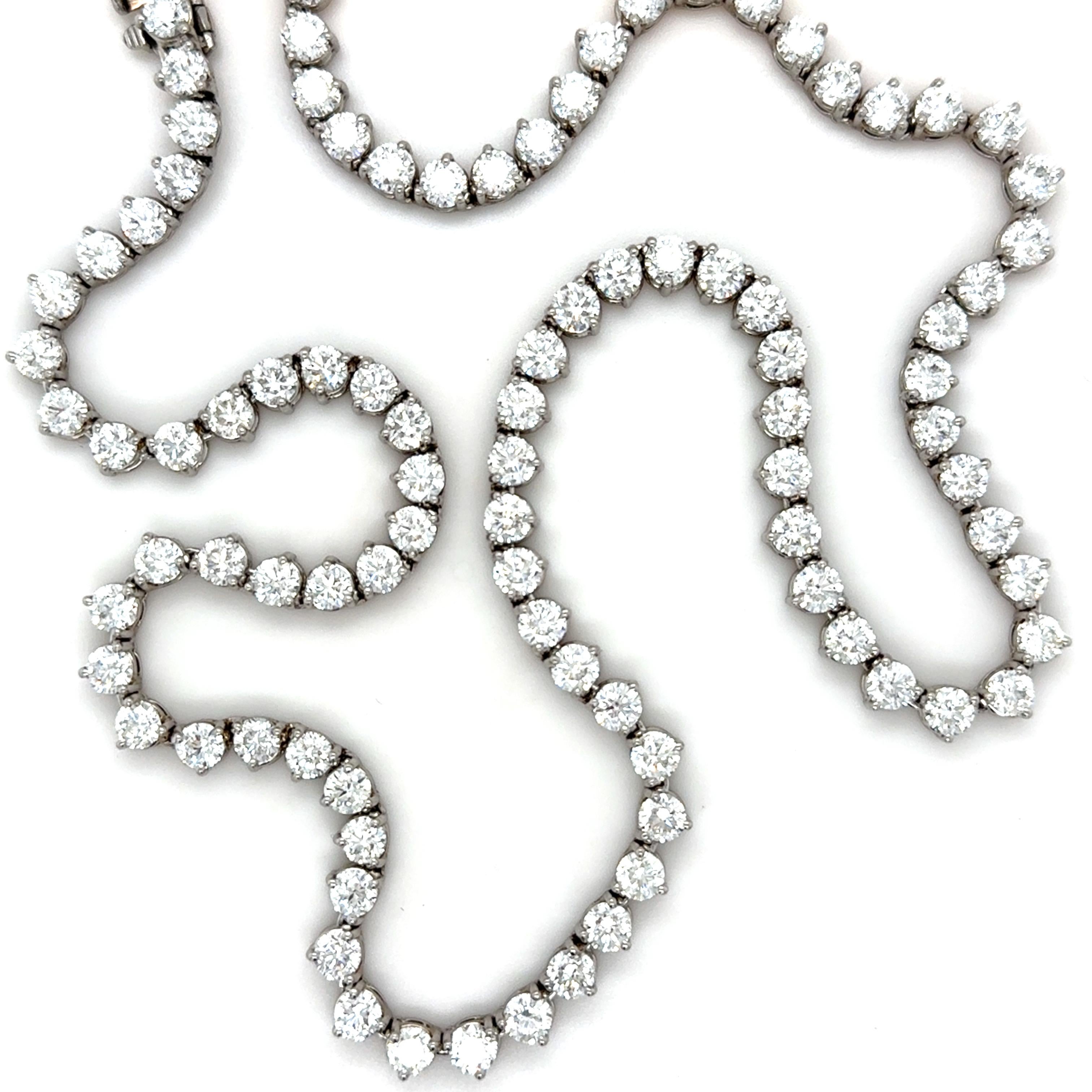 Ce magnifique collier de diamants est orné de 98 diamants ronds de taille brillant pesant au total 30,00 carats. Monté en platine, ce collier ne manquera pas de faire sensation !

Longueur totale : 20 pouces
Matériau : Platine
Poids brut : 53,20
