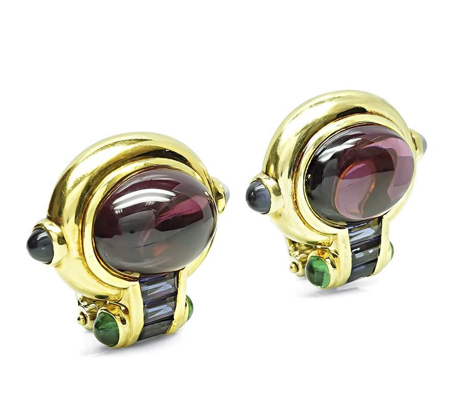 Voici une charmante paire de boucles d'oreilles en or jaune 18k. Les boucles d'oreilles présentent de jolies tourmalines roses cabochon pesant environ 30,00ct. Les tourmalines sont mises en valeur par des baguettes et des cabochons d'iolite et de