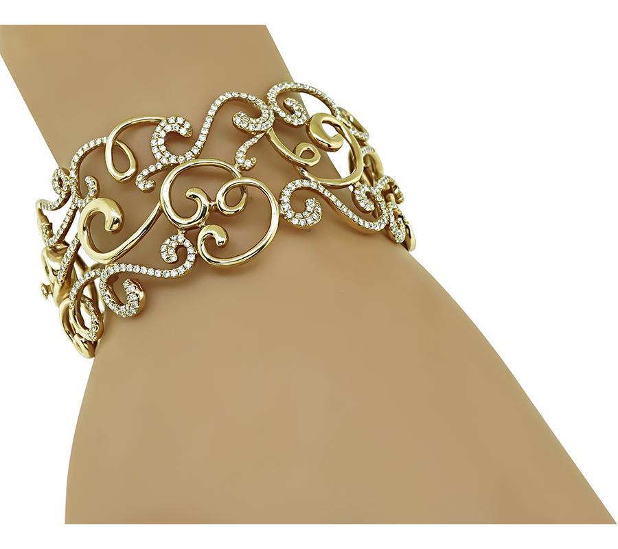 Questo è un favoloso braccialetto in oro rosa 14k. Il braccialetto è incastonato con scintillanti diamanti a taglio rotondo del peso di circa 3.00 carati. Il colore di questi diamanti è H con purezza VS. Il braccialetto misura 31 mm di larghezza