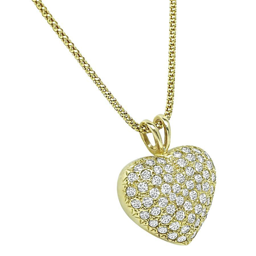 Il s'agit d'un élégant collier à pendentif en forme de cœur en or jaune 14k. Le pendentif est serti de diamants ronds étincelants pesant environ 3.00 ct. La couleur de ces diamants est G et leur pureté VS. Le pendentif mesure 28 mm sur 23 mm. La