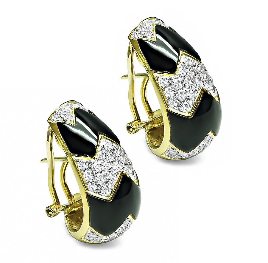 Questo è uno splendido paio di orecchini in oro giallo 18 carati. Gli orecchini sono caratterizzati da scintillanti diamanti a taglio rotondo che pesano circa 3.00 carati. Il colore di questi diamanti è G con purezza VS. I diamanti sono accentuati