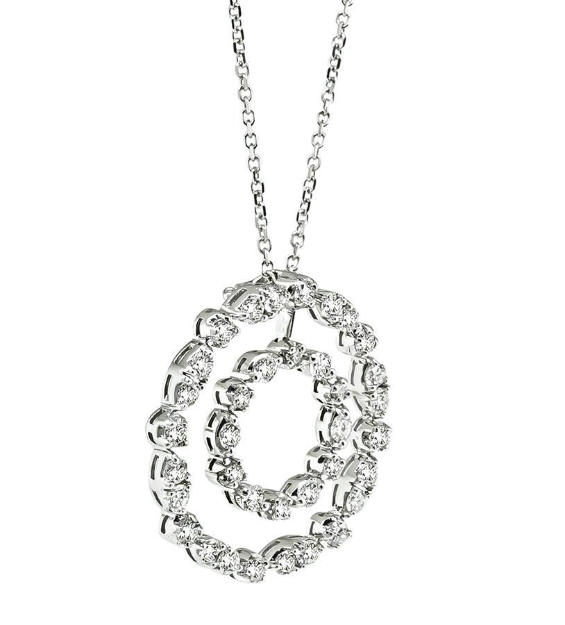 Questa è un'incredibile collana con ciondolo rotondo in oro bianco 14k. Il pendente è incastonato con scintillanti diamanti a taglio rotondo del peso di circa 3.00ct. Il colore di questi diamanti è G-H con purezza VS. Il ciondolo misura 33 mm per 30