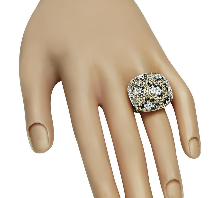 Questo è un incredibile anello in oro giallo 18 carati. L'anello è incastonato con scintillanti diamanti gialli, neri e bianchi a taglio rotondo che pesano circa 3,00ct. Il colore dei diamanti bianchi è G con purezza VS. La parte superiore