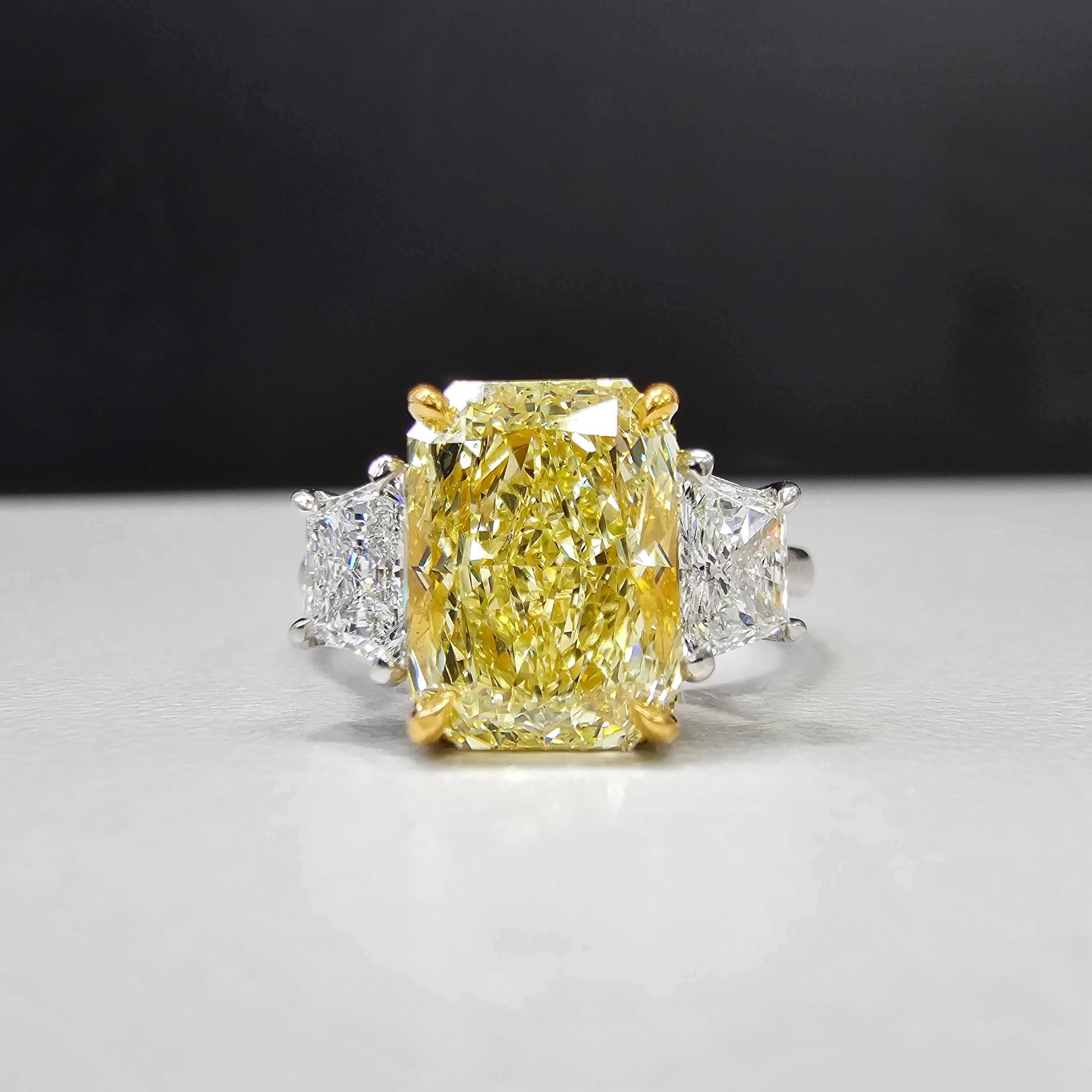Absolutely sensational 3ct Fancy Yellow radiant- full of life and fire, strong lemon yellow color
Incredible rectangular make, gorgeous ratio
100% eye clean, amazing SI1
Set in Platinum and 18kt Yellow Gold with 0.55ct D VS Trapezoids- top