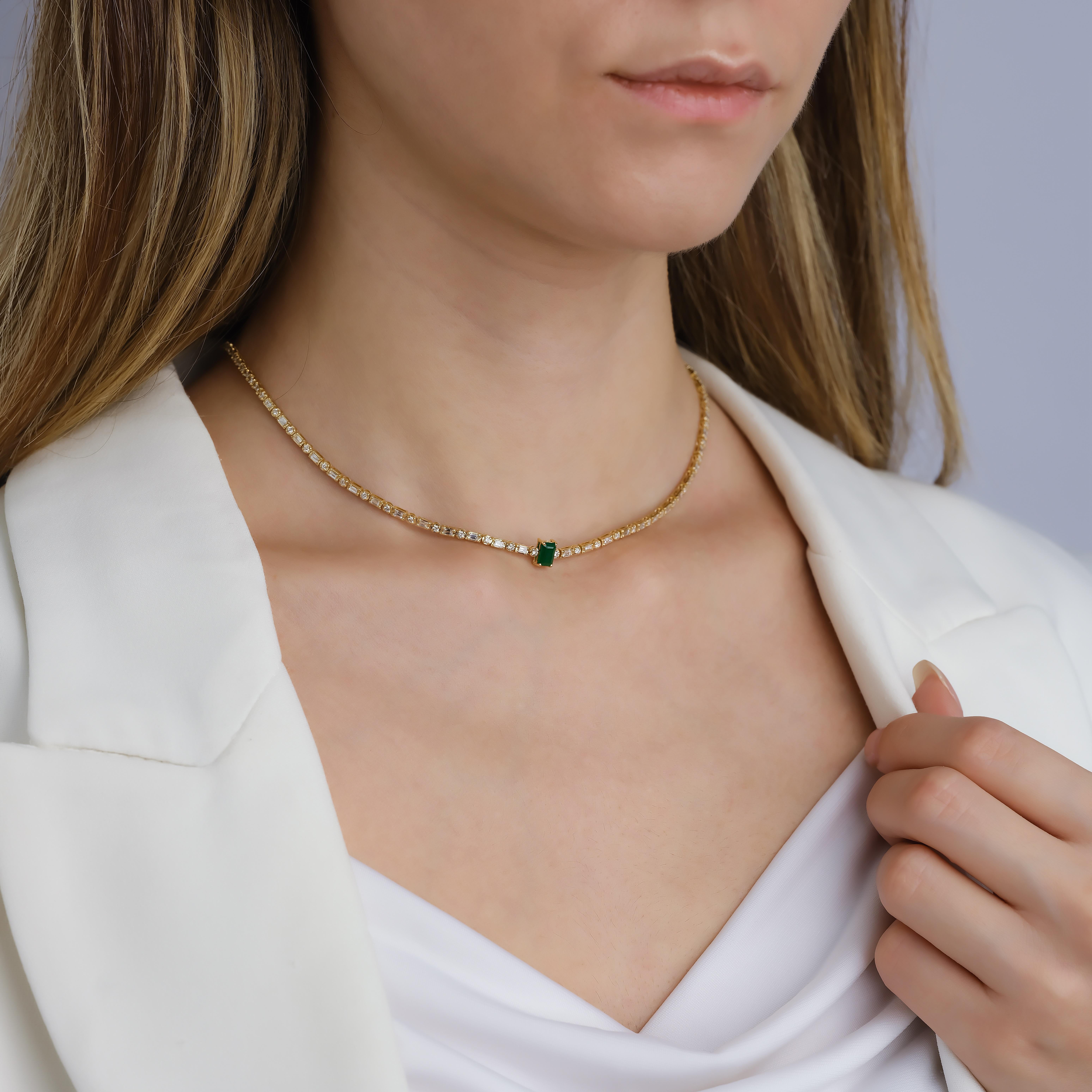 3.00ct Natural Emerald And Natural Diamond  18kt Solid Gold Necklace  In New Condition For Sale In Fatih, 34