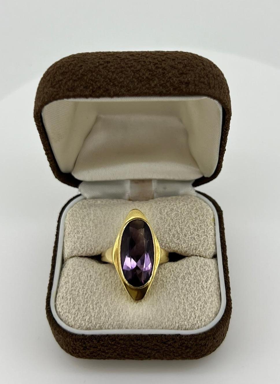 Retro 3.00ct Royal Purple Amethyst Ring in 9K Yellow Gold, c1964, English Hallmarks. For Sale