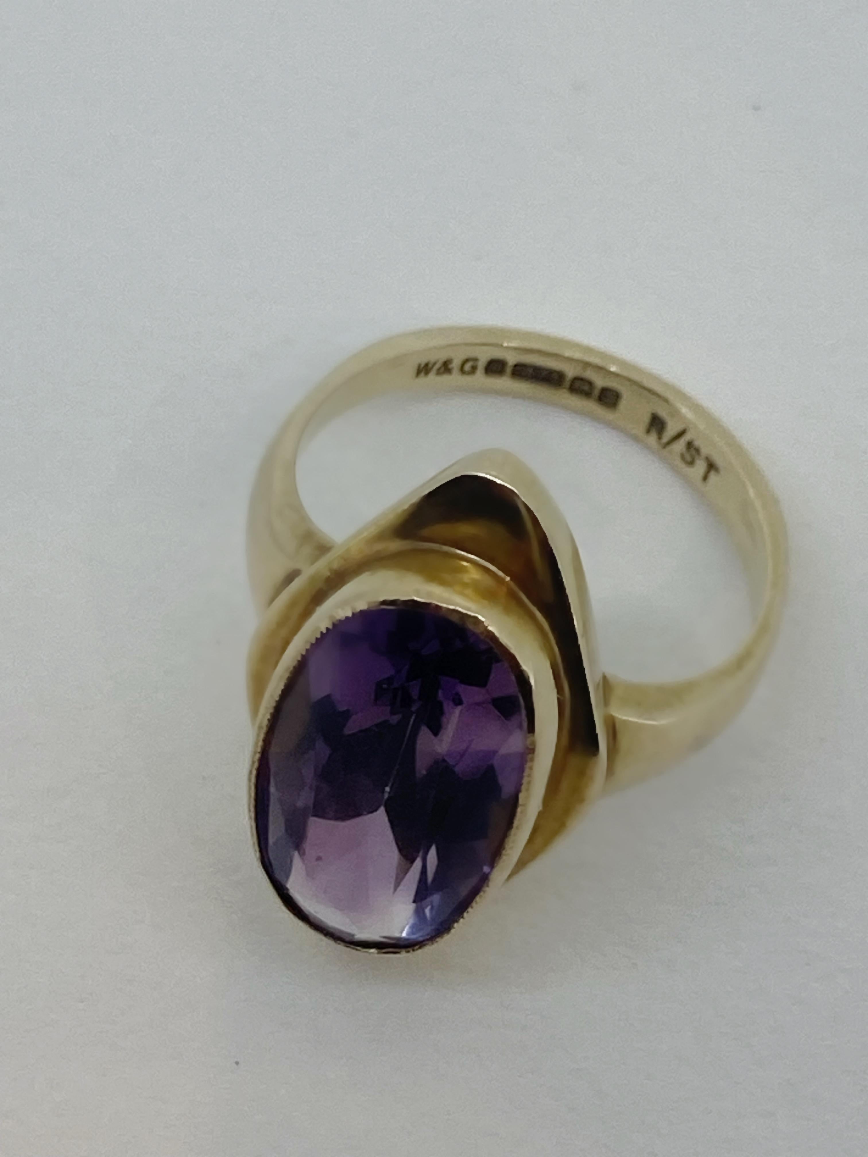 3.00ct Royal Purple Amethyst Ring in 9K Yellow Gold, c1964, English Hallmarks. In Excellent Condition For Sale In MELBOURNE, AU