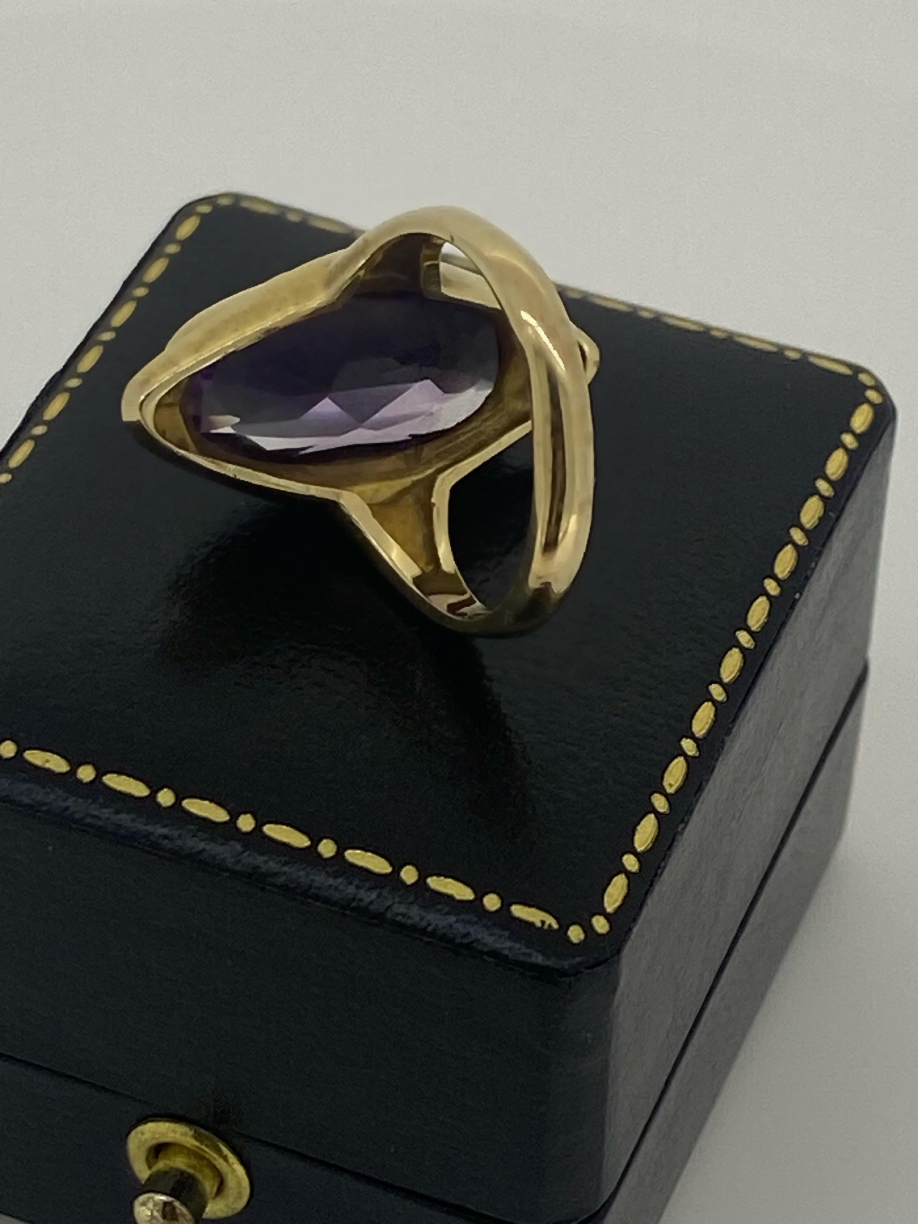 Women's 3.00ct Royal Purple Amethyst Ring in 9K Yellow Gold, c1964, English Hallmarks. For Sale