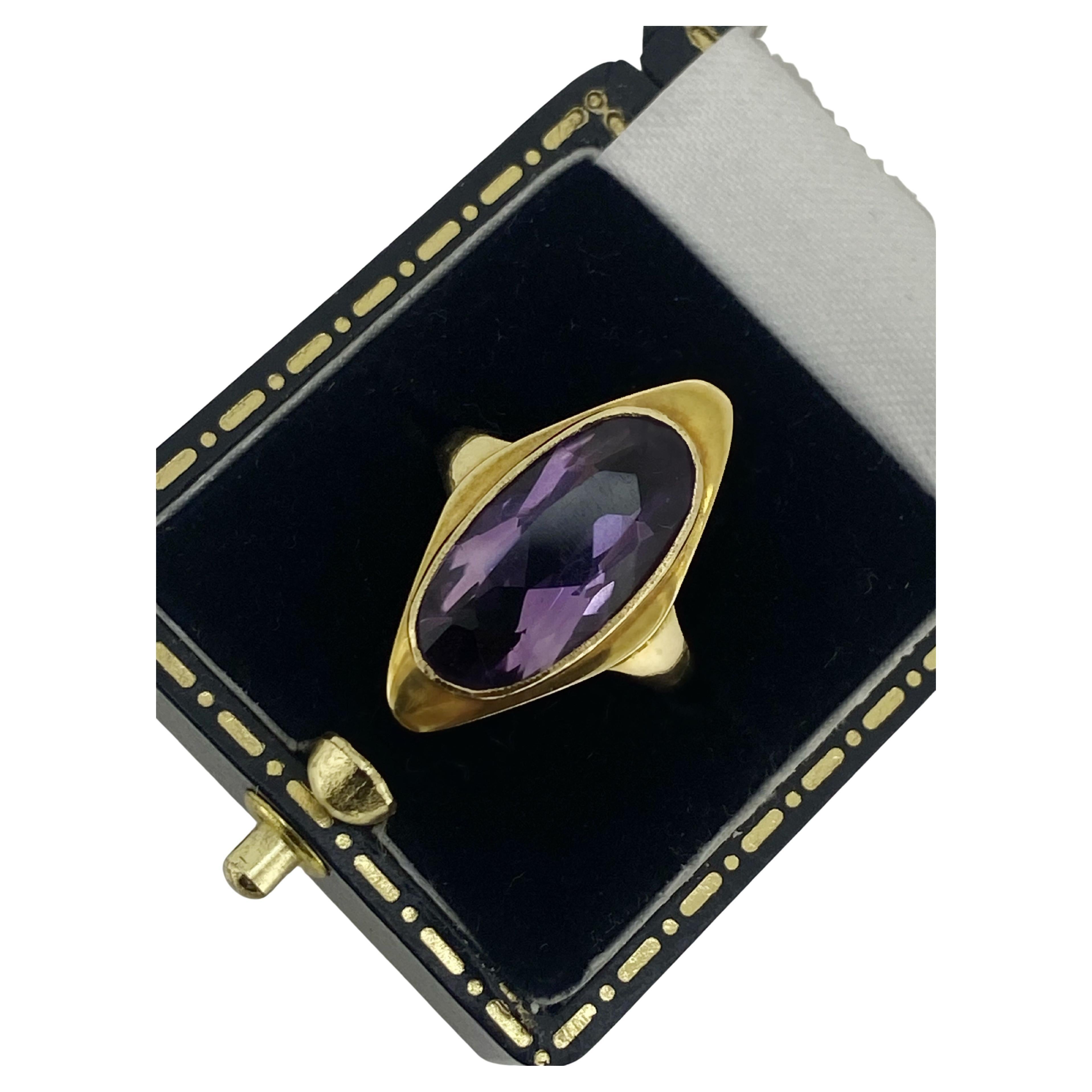 3.00ct Royal Purple Amethyst Ring in 9K Yellow Gold, c1964, English Hallmarks. For Sale