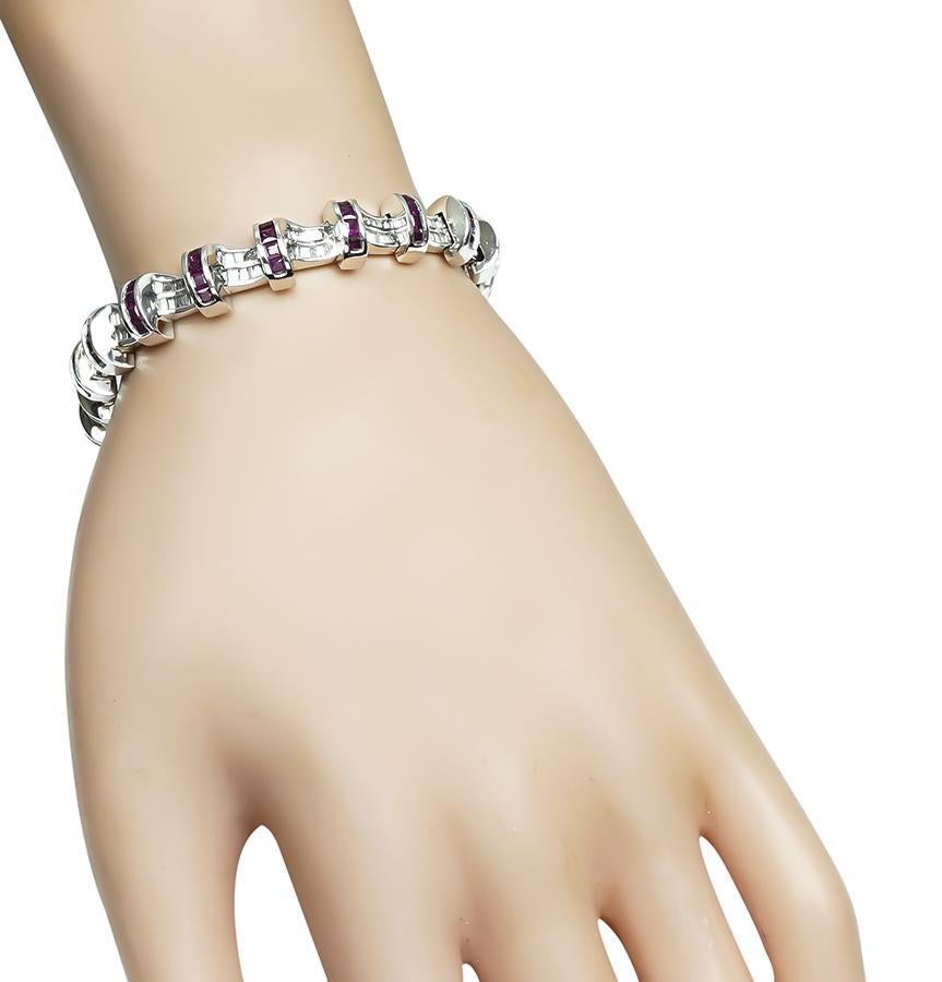 Dies ist ein wunderschönes Armband aus 14k Weißgold. Das Armband ist mit funkelnden Diamanten im Baguetteschliff besetzt, die etwa 3,00ct wiegen. Die Farbe der Diamanten ist H mit VS-Reinheit. Die Diamanten werden durch schöne quadratisch