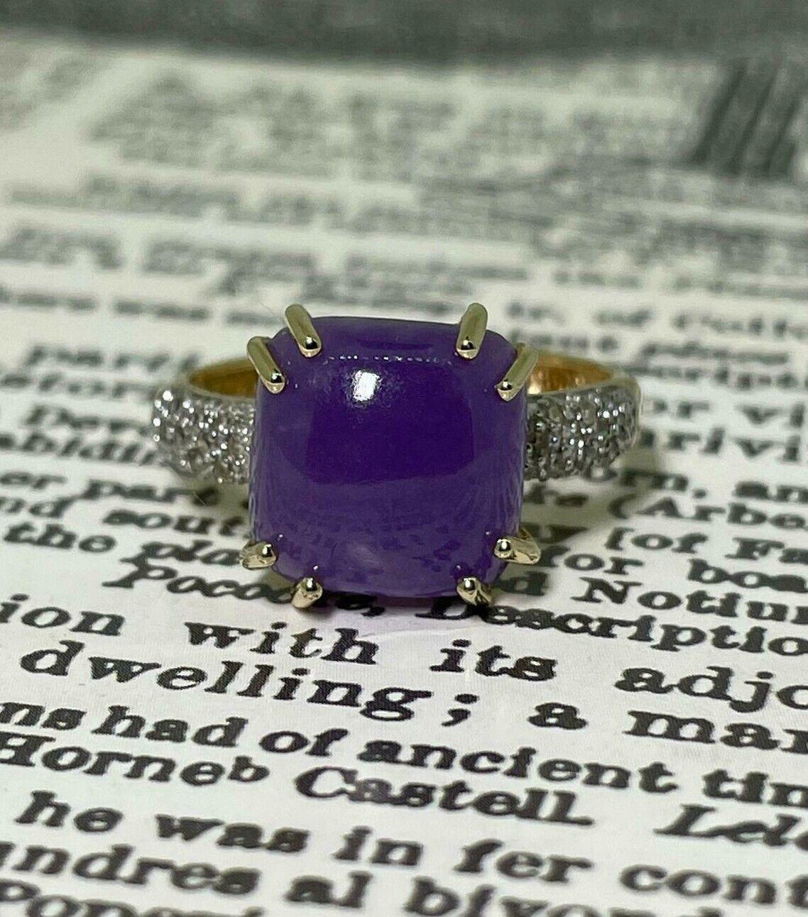 Fabelhaft gestaltet als Cocktailring 
dieser Vintage-Ring ist mit einem natürlichen Zuckerhut-Quarz besetzt 
mit den Maßen 11mm x 11mm
von ca. 3,00ct. 
von atemberaubender violetter Farbe, 
8-Krallen-Satz 

Die Schultern sind mit Diamanten