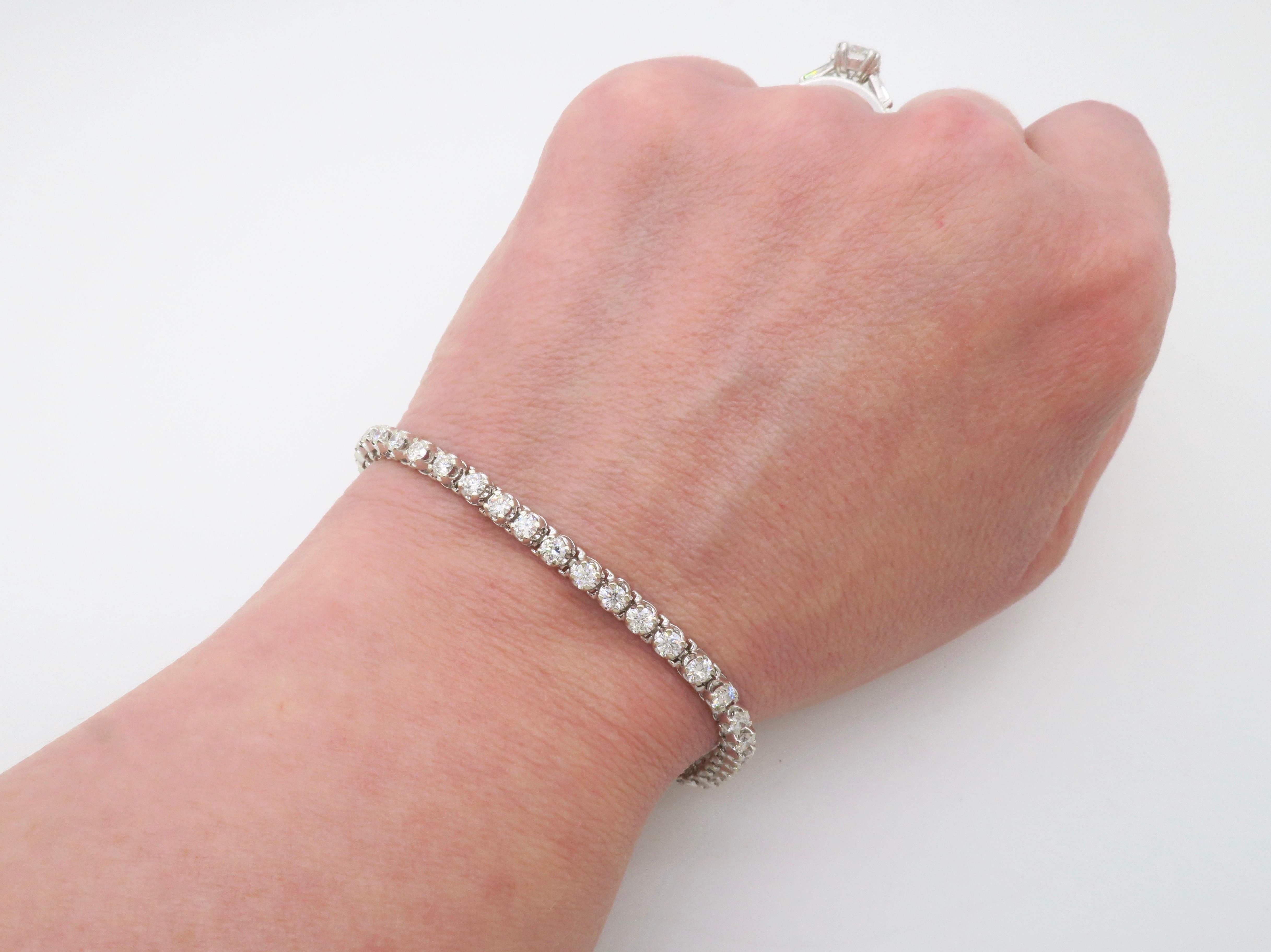 Bracciale tennis classico con diamanti taglio Brilliante 3.00CTW. 

Peso in carati dei diamanti: 3.00CTW
Taglio del diamante: Taglio rotondo brillante 
Colore: E-G
Chiarezza: VS1-SI2
Metallo: Oro bianco 14 carati
Marchiato/Testato: Timbro 