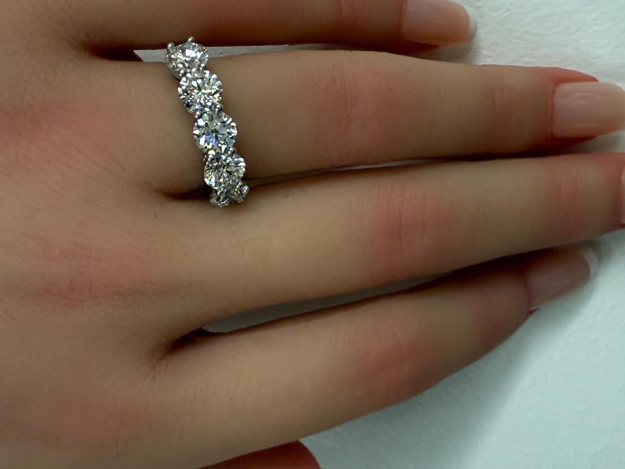 3.00CTW. Fascia di diamanti tondi e brillanti in platino certificata GIA in vendita 5