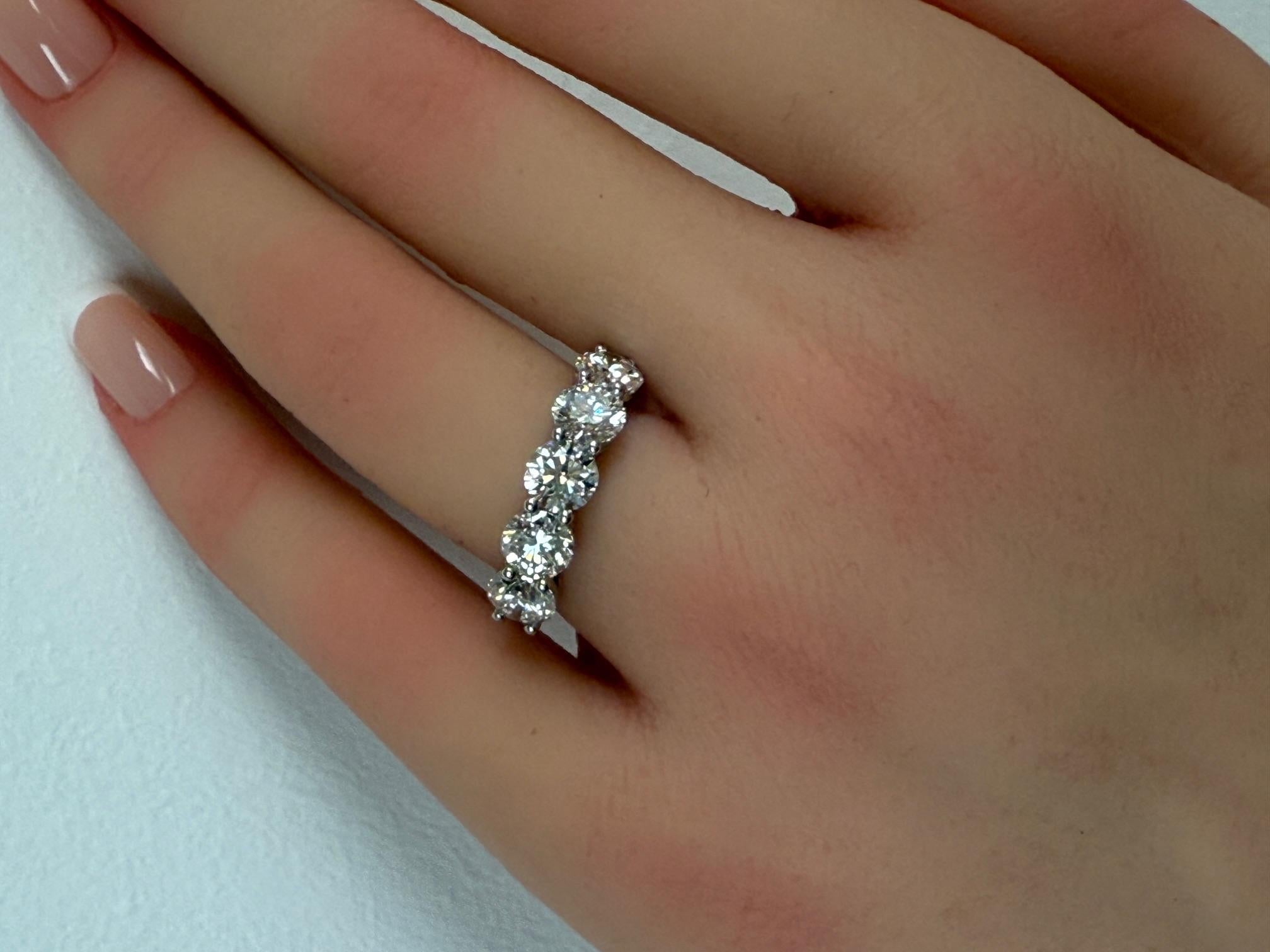 3.00CTW. Fascia di diamanti tondi e brillanti in platino certificata GIA in vendita 3