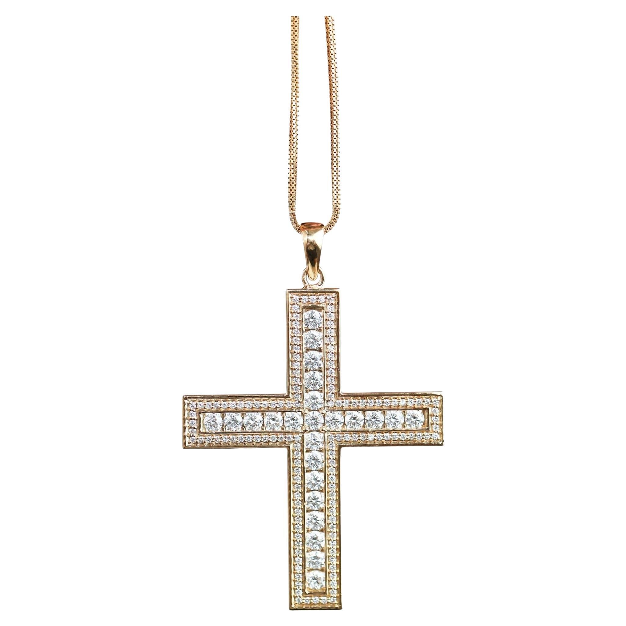 Pendentif croix en or jaune 18 carats avec 3.00TCW - VS/E Clarity en vente