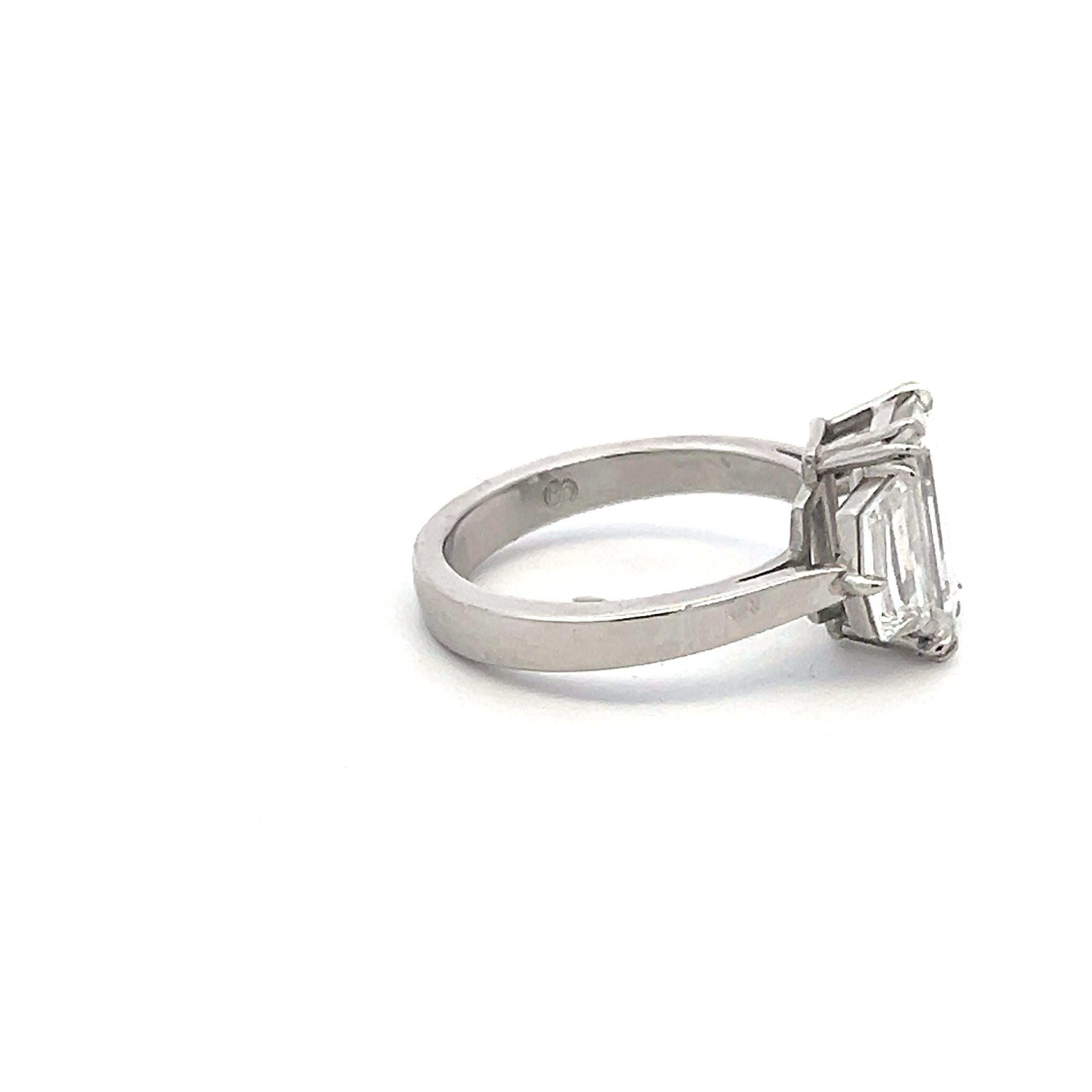 Titolo:
Anello a tre pietre in platino da 3,01 carati a forma di baguette E SI1 e diamante a forma di mezza luna
Stile:
A. Stone
Metallo:
Platino
Gemma 1:
Diamante da 1 carato
Numero di pietre:
2
Forma:
Forma a mezza luna
Gemma 2:
Diamante da 2,01