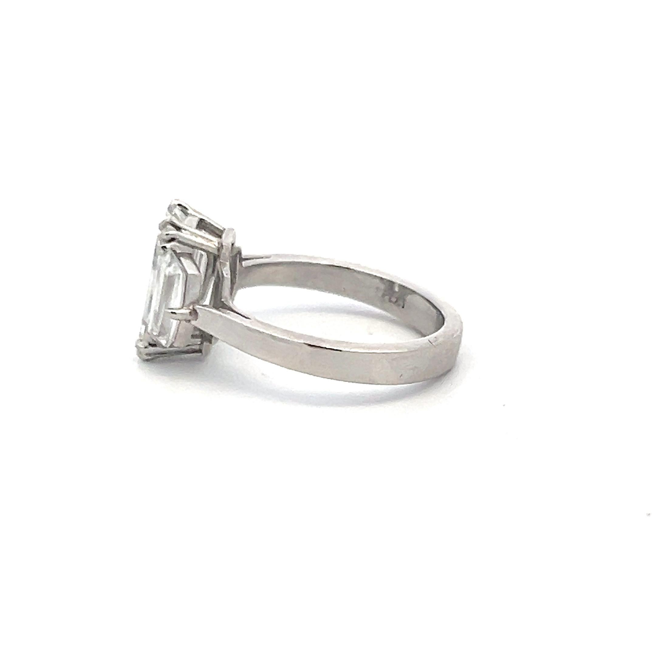 Anello a tre pietre in platino con diamante a forma di baguette e mezza luna da 3,01 carati In condizioni buone in vendita a New York, NY